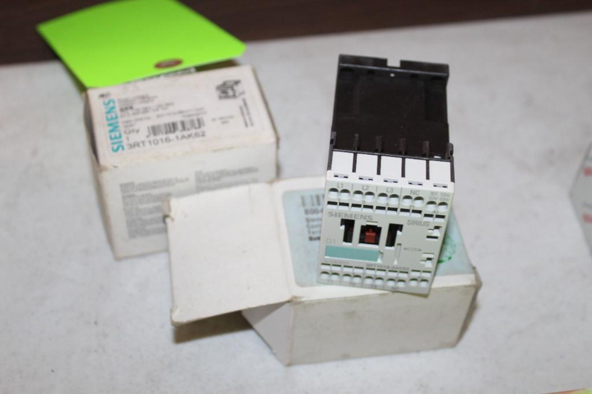 Lot of (2) Siemens 3RT1016-2AK62 Contactor