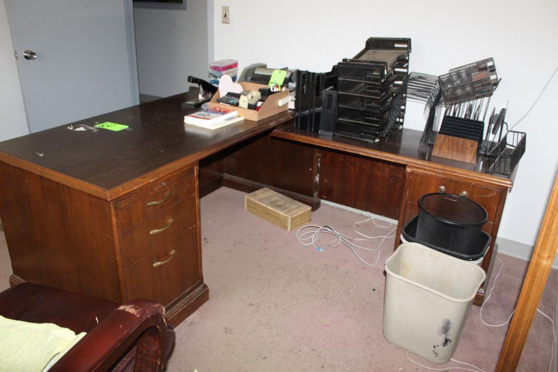 L-Shaped Desk with Chair - Image 4 of 4