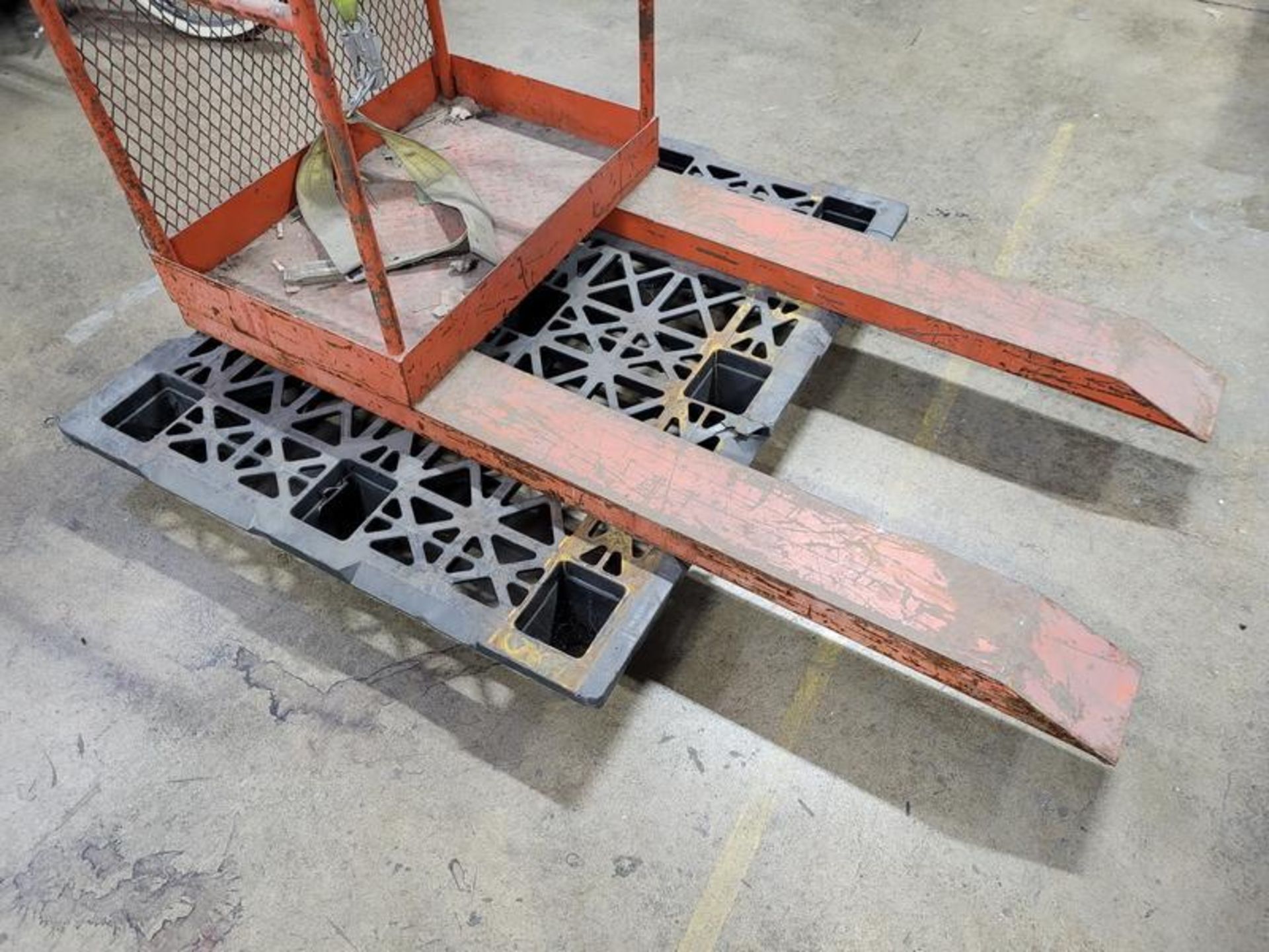 Tri-Arc Forklift Work Platform With Forks - Image 2 of 4