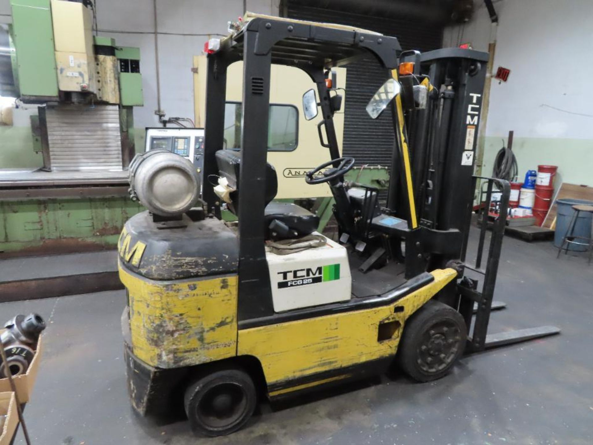 TCM FCG25T7T, 4600#LPG Powered Forklift, Solid Tires, 3-Stage Mast 189" Reach, 42" Forks, S/N:A15G03 - Image 5 of 6