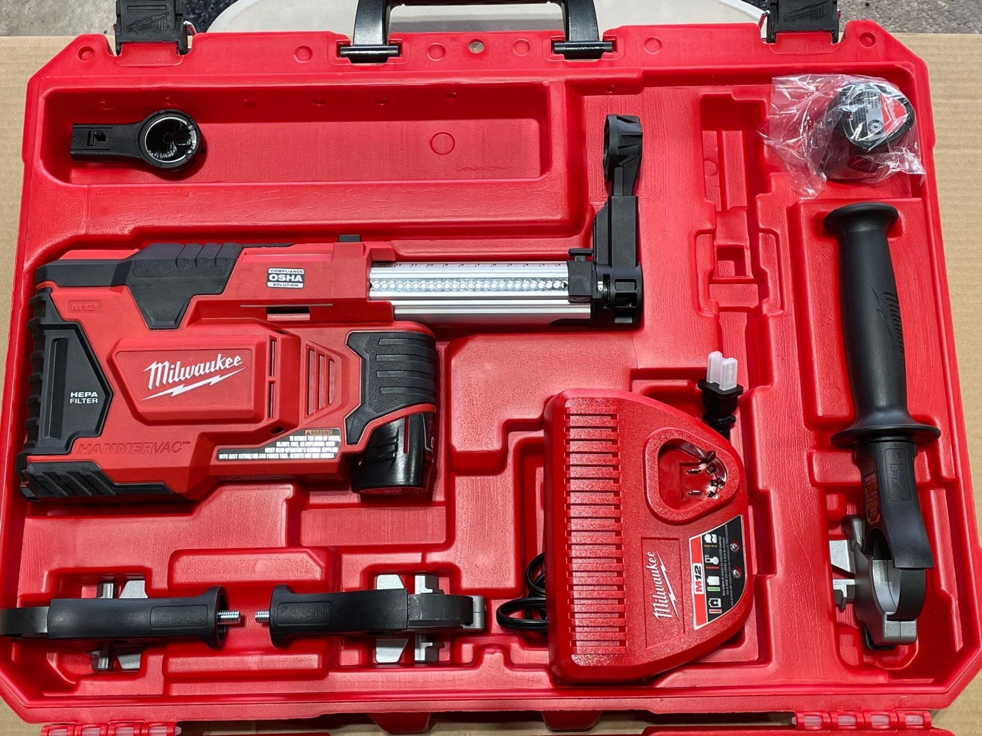 Milwaukee M12 HAMMERVAC Universal Dust Extractor Kit - Image 7 of 10