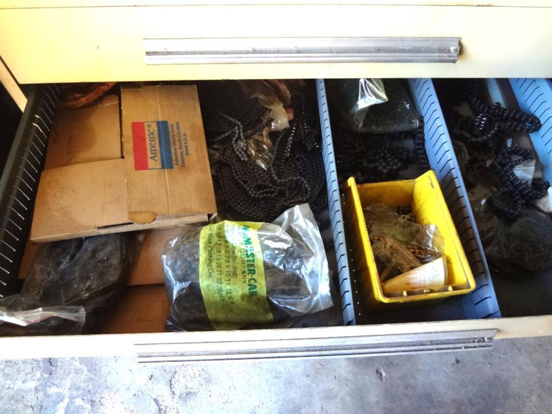 CONTENTS OF STORAGE CABINET, INCLUDING: ASSORTED SCREWS - Image 5 of 5