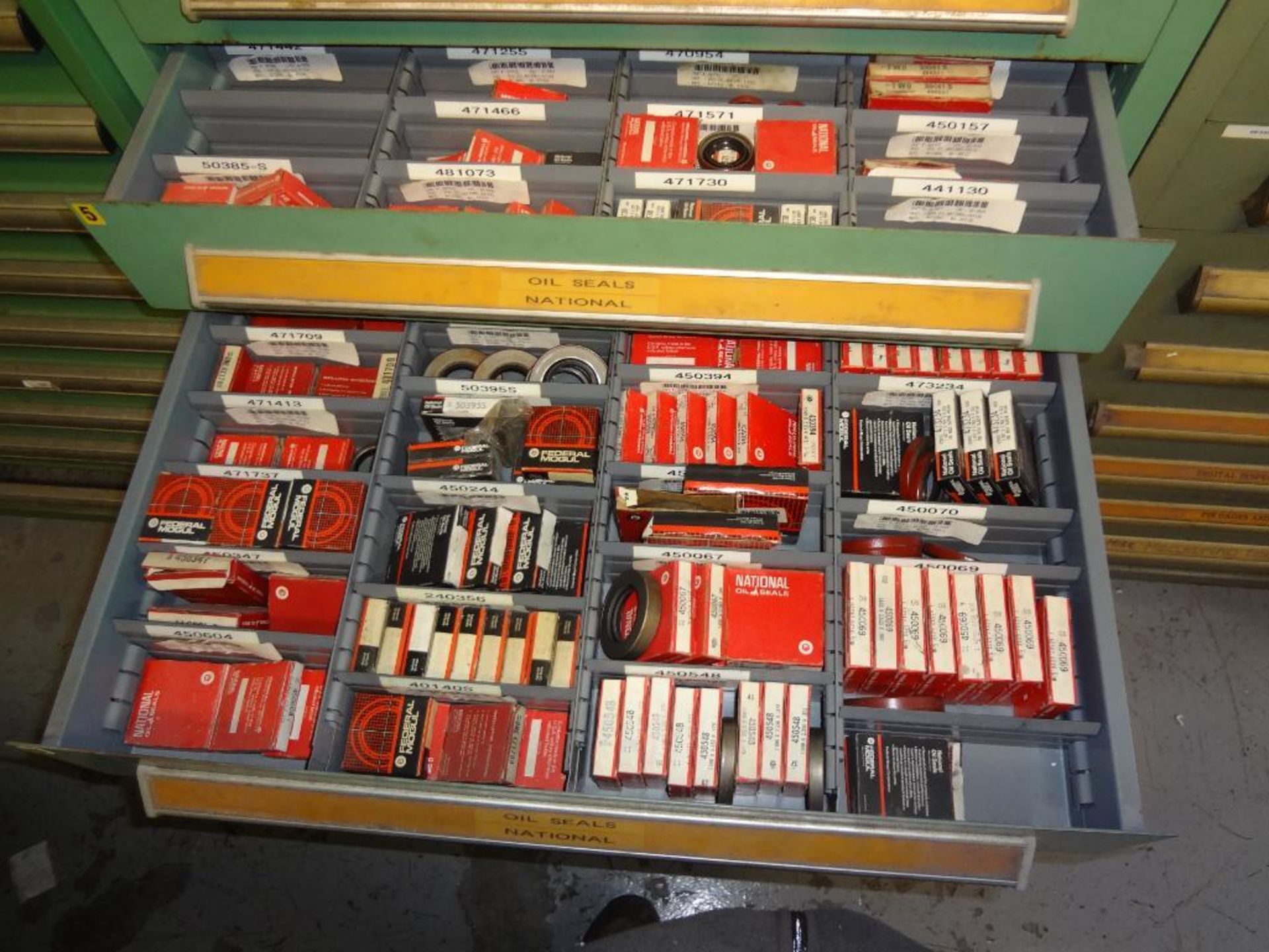 CONTENTS OF STORAGE CABINET, INCLUDING: ASSORTED OIL SEALS & RETAINING RINGS - Image 4 of 6