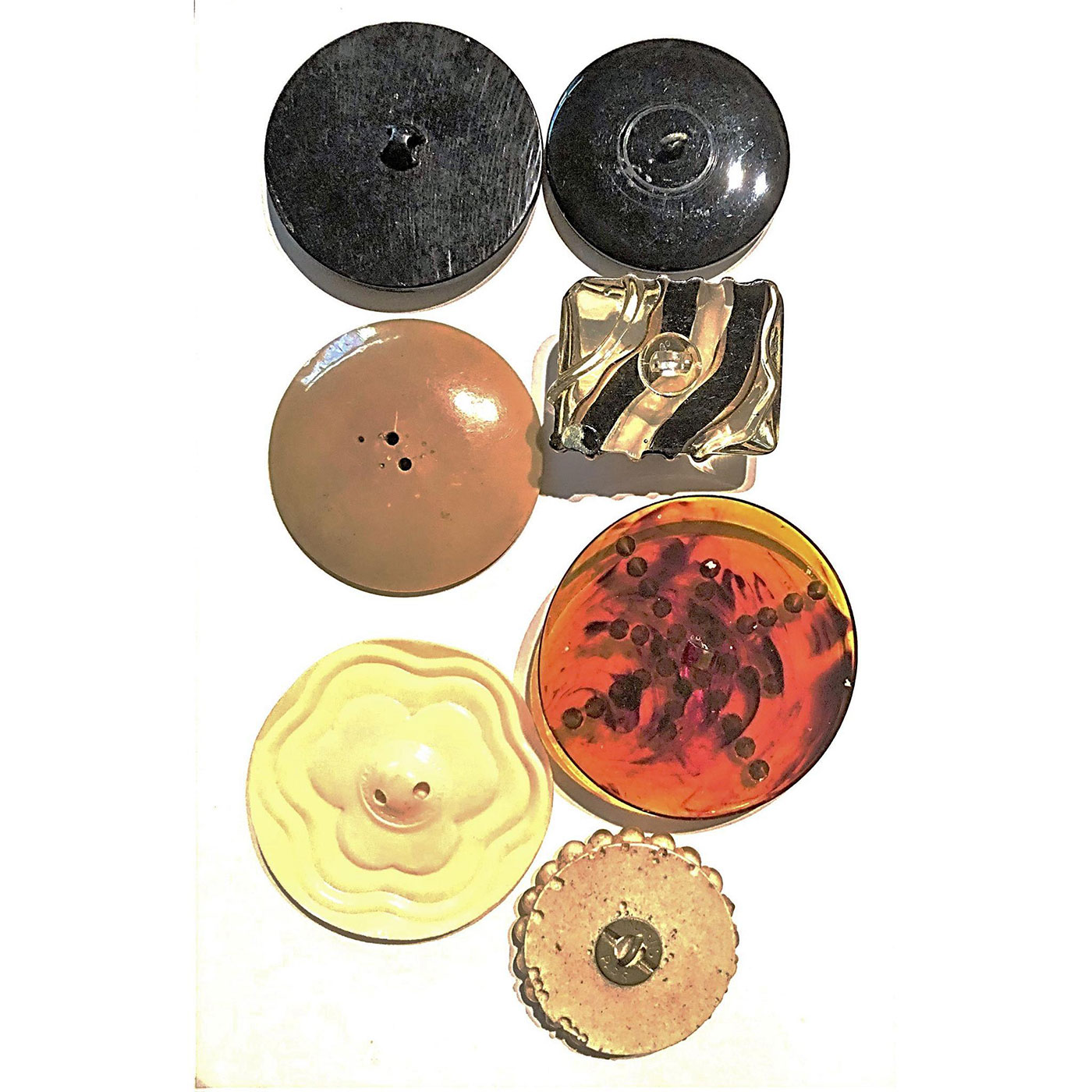 A SMALL CARD OF DIVISION THREE ASSORTED PLASTIC BUTTONS - Image 4 of 4