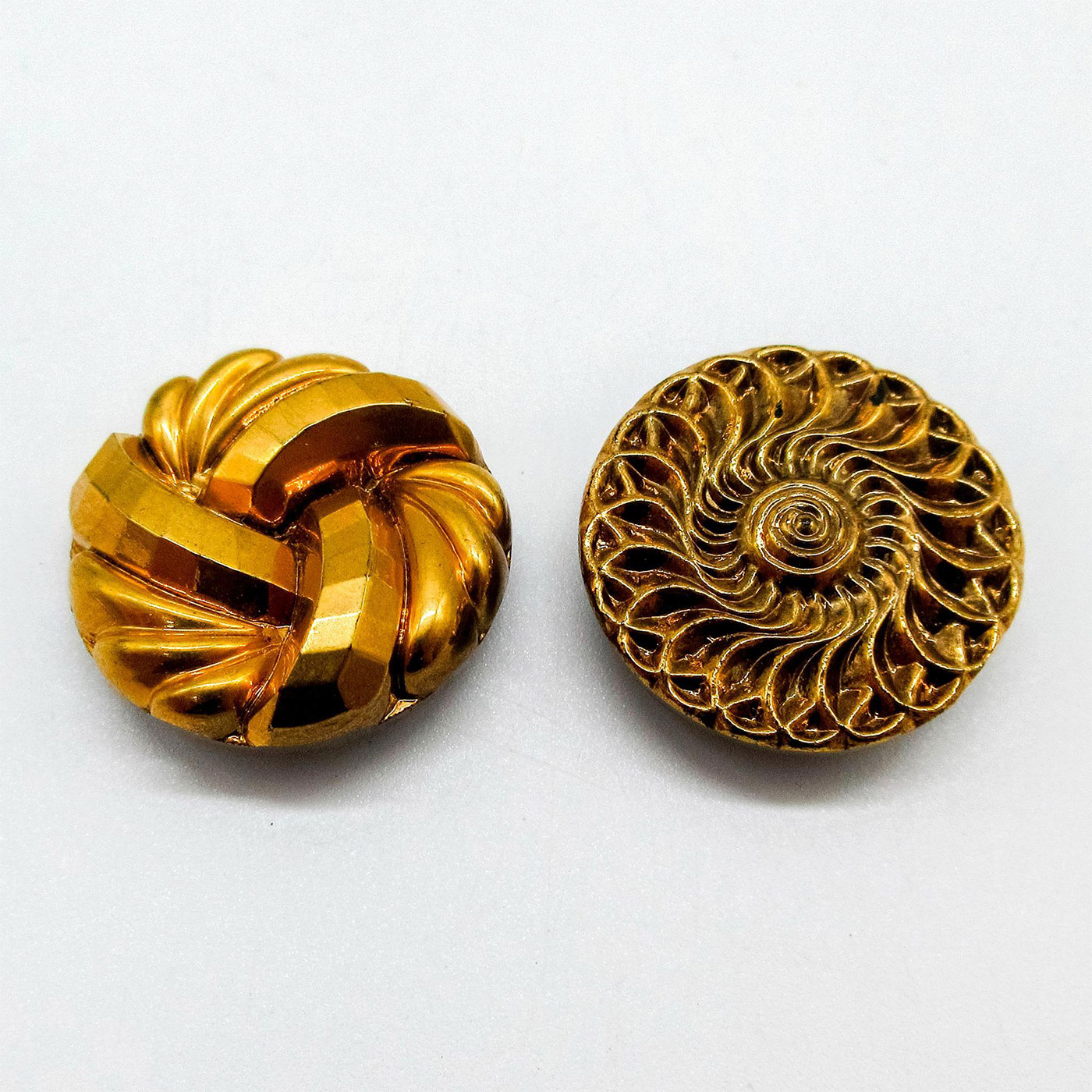 2pc Vintage Gilded Acrylic Buttons