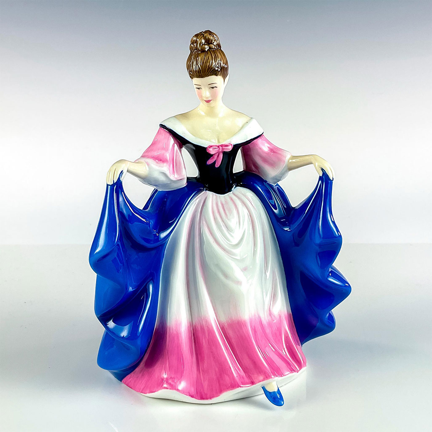 Sara HN4720 - Royal Doulton Figurine