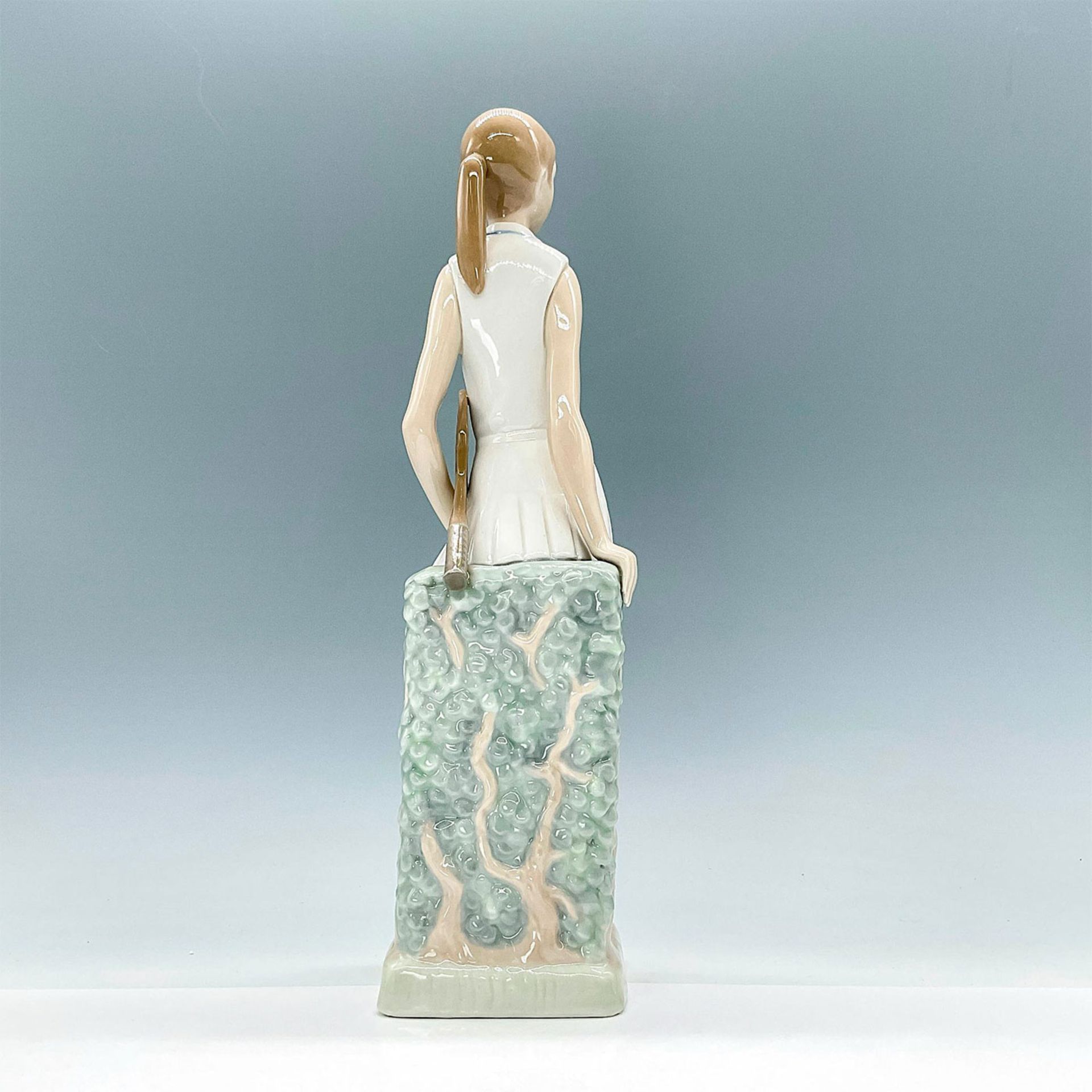 Tennis Player Girl 1004798 - Lladro Porcelain Figurine - Image 2 of 3