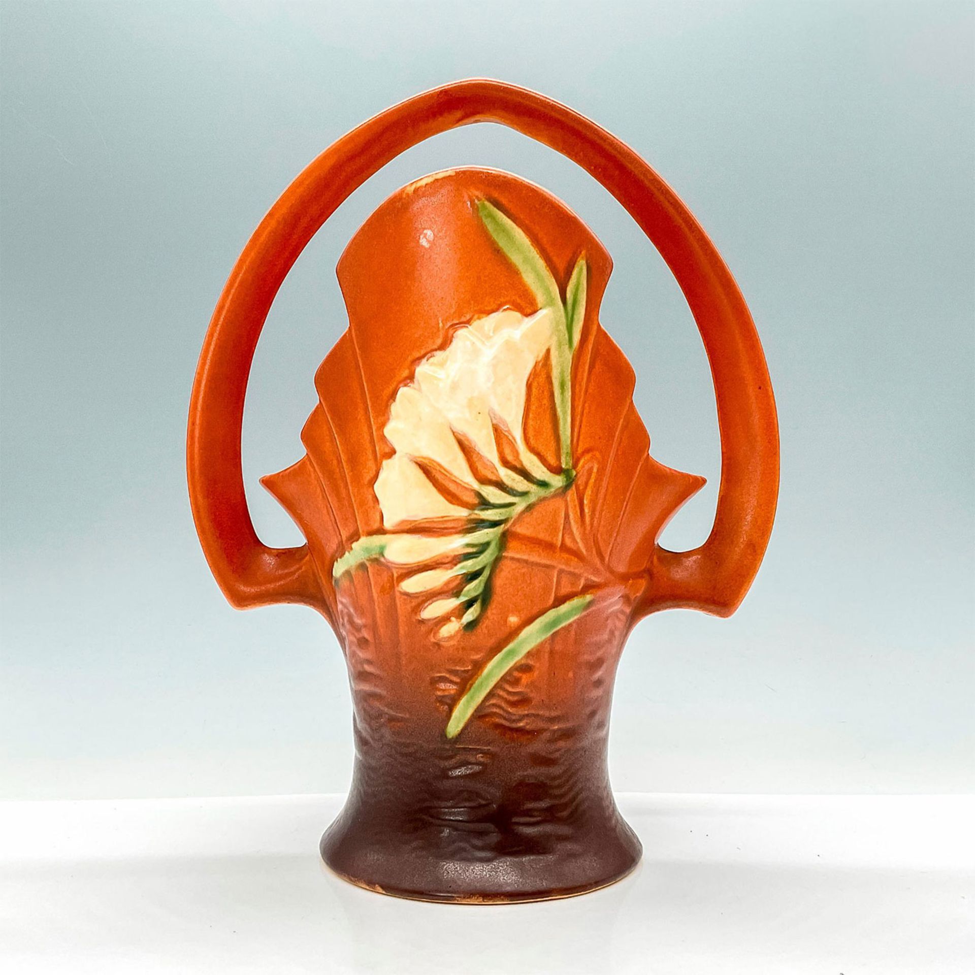 Roseville Pottery Handled Basket Vase, Brown Freesia - Bild 2 aus 3
