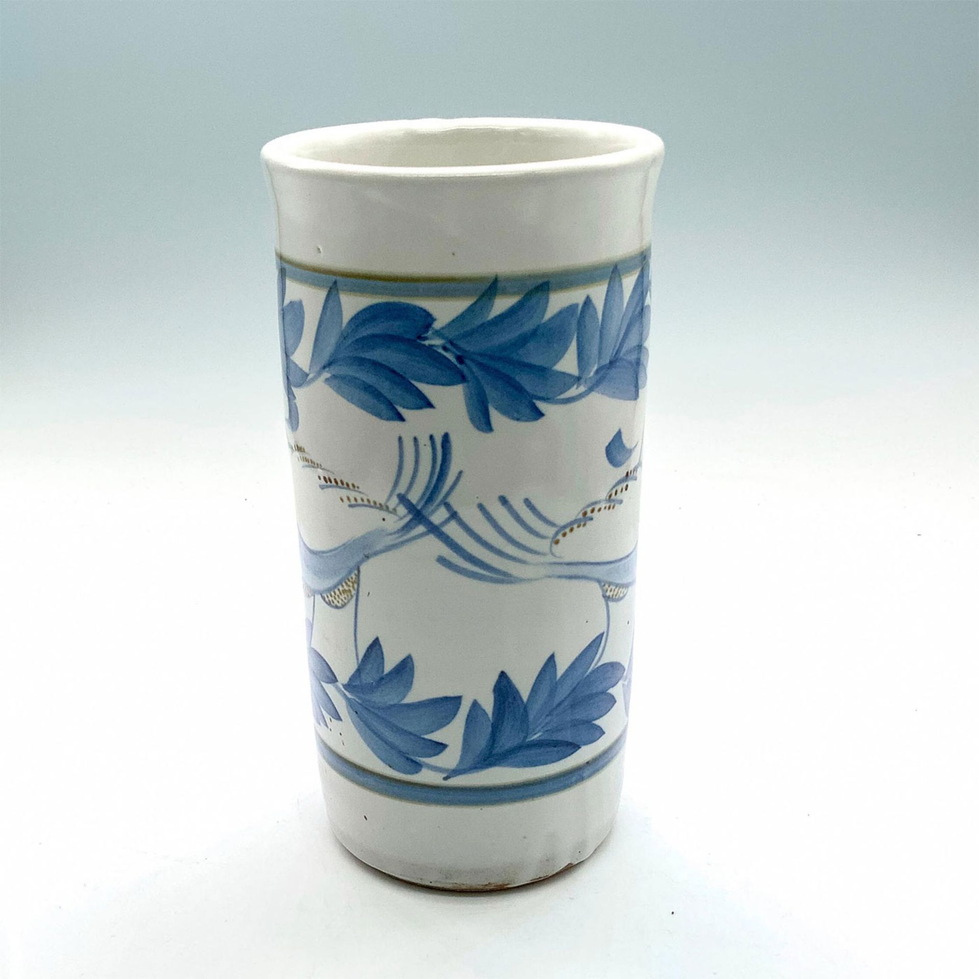 Naturalistic Ceramic Blue Birds on Off-White Background Vase - Bild 2 aus 3
