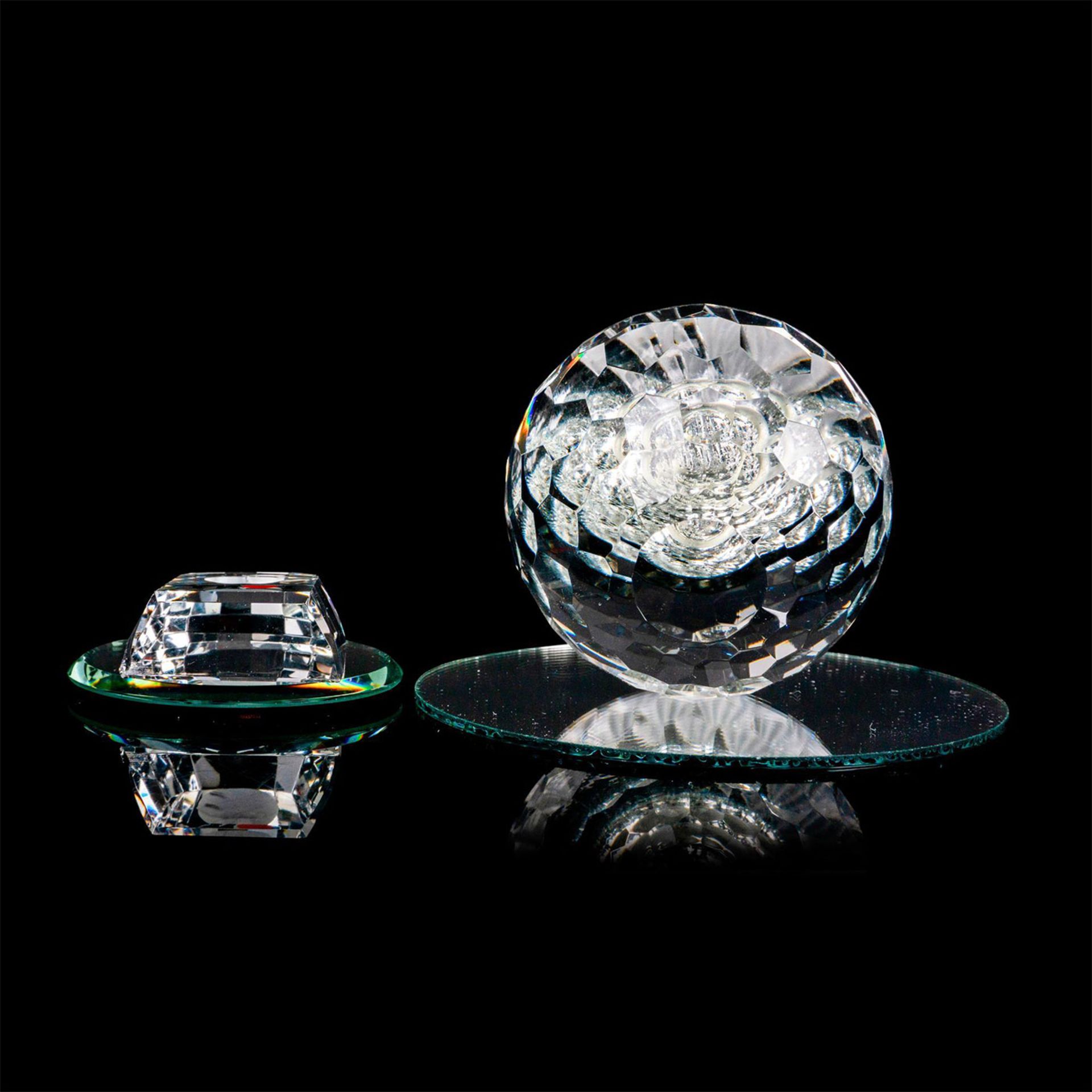 2pc Crystal Figurines + Base, New York - Image 3 of 3