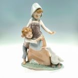 Avoiding the Goose 1005033 - Lladro Porcelain Figurine