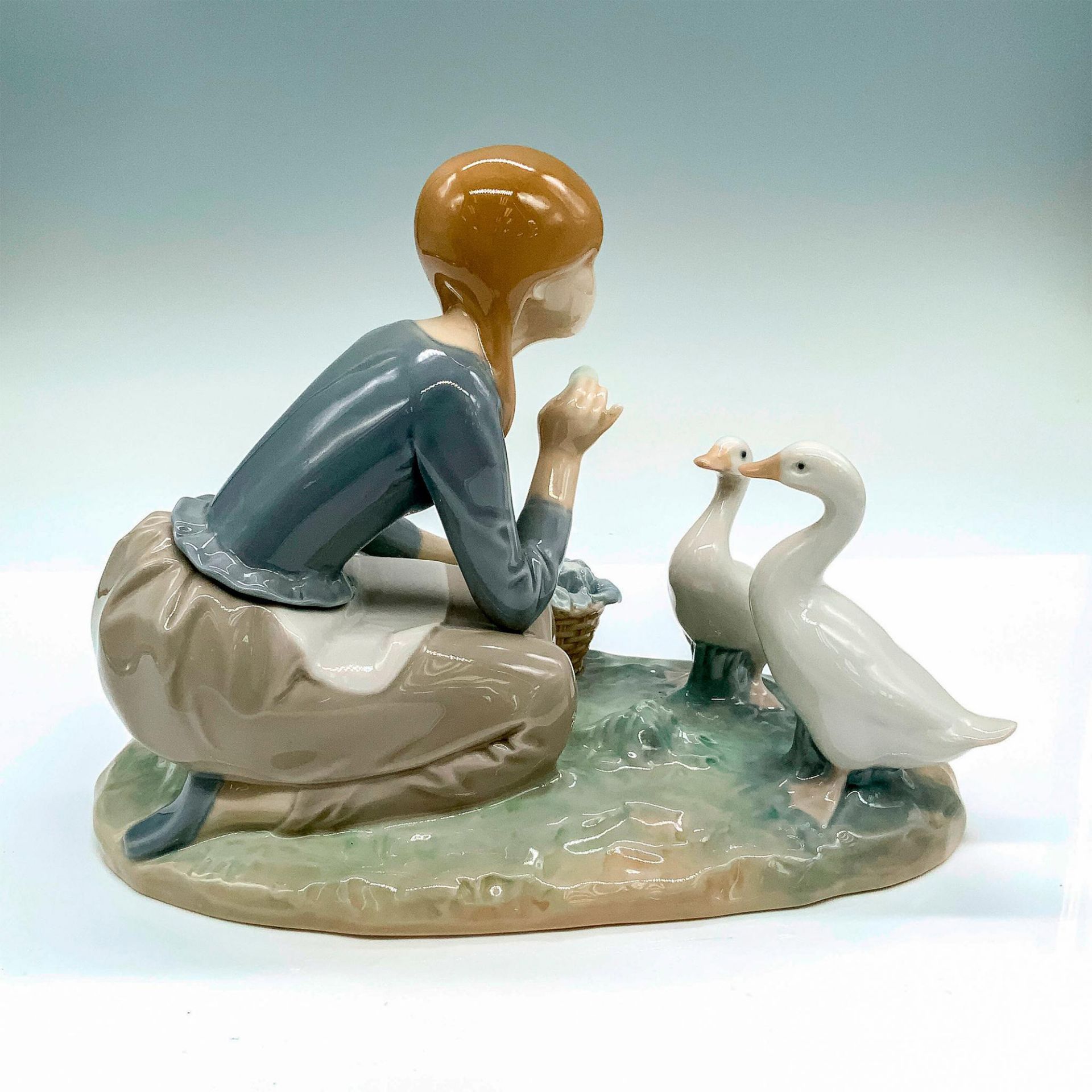Feeding the Ducks 1004849 - Lladro Porcelain Figurine - Bild 2 aus 3