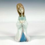 Mary 1004671 - Lladro Porcelain Figurine