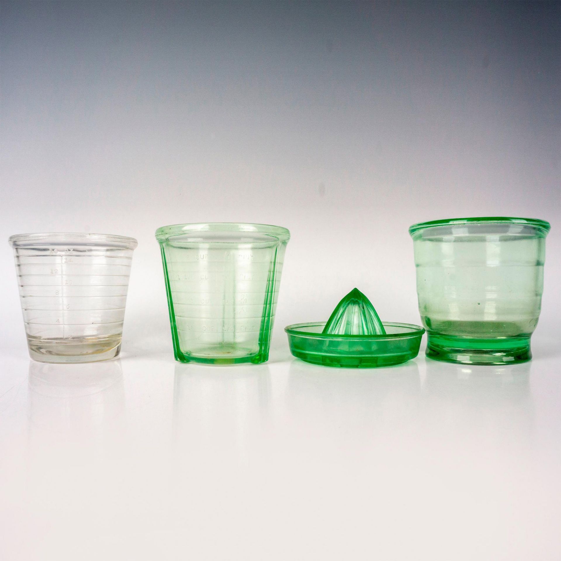 4pc Vintage Glass Measuring Cups + Juicer - Bild 2 aus 3