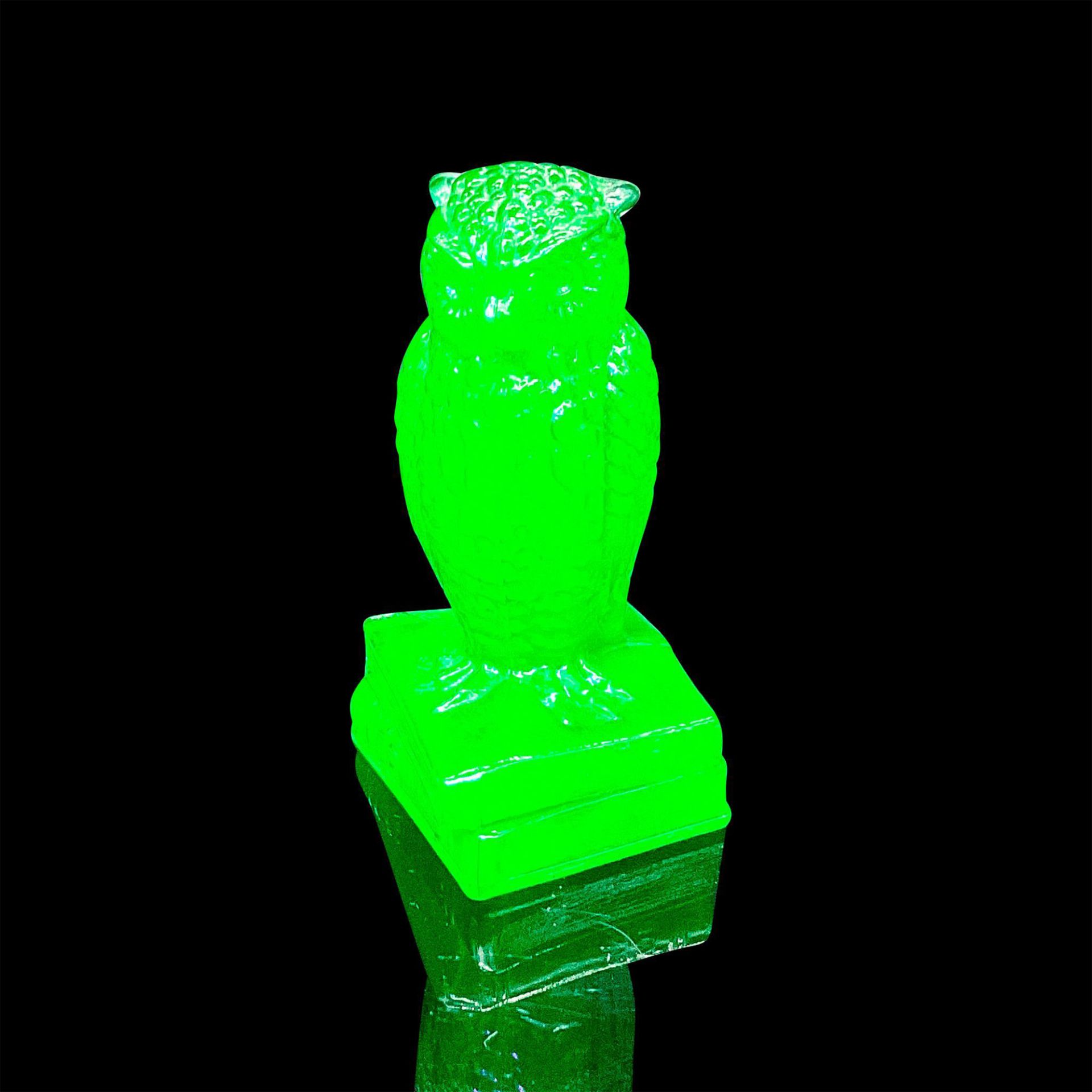 Degenhart Glass Owl Paperweight, Jade Slag - Image 4 of 4