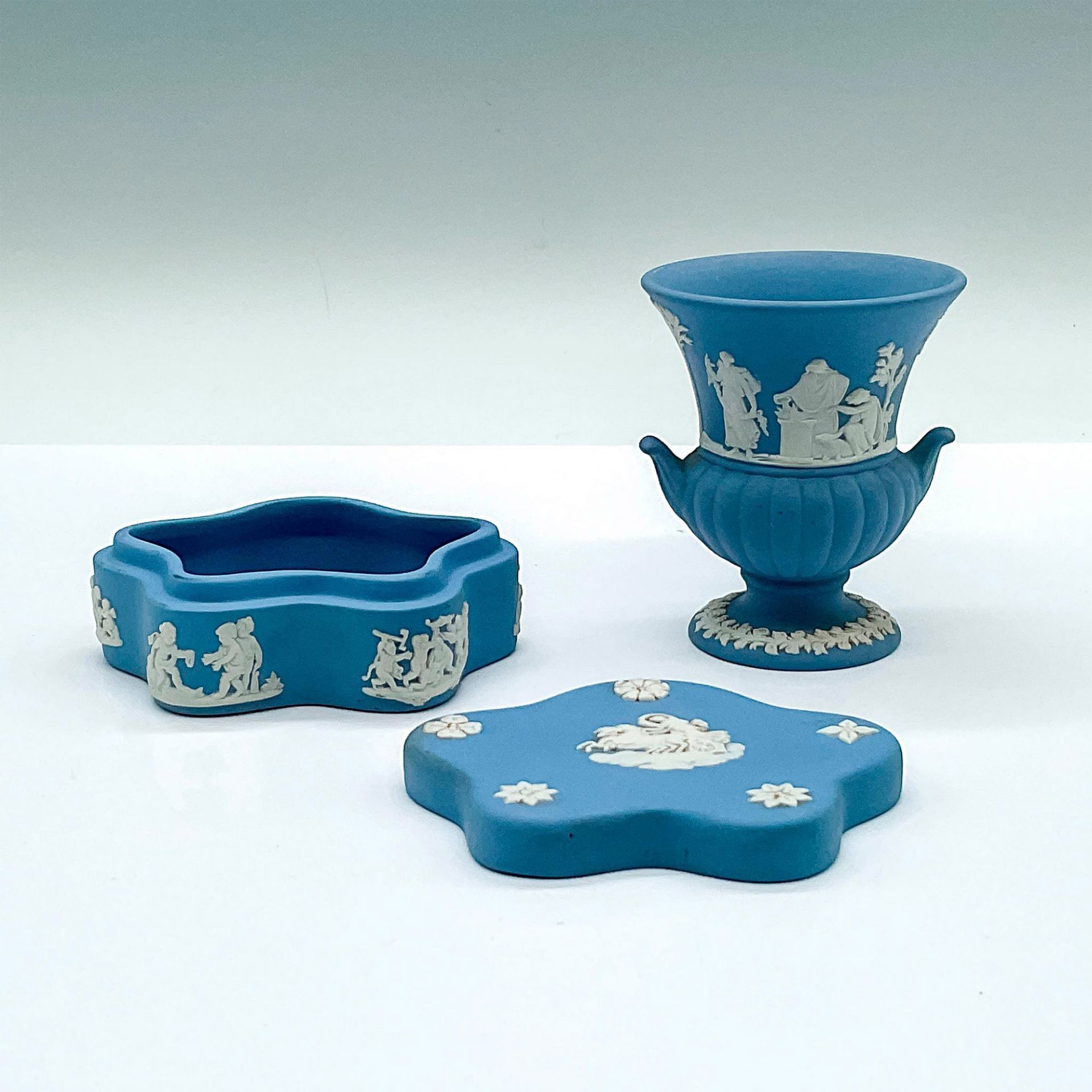 2pc Antique Wedgwood Blue Jasperware Vase and Box - Bild 2 aus 3