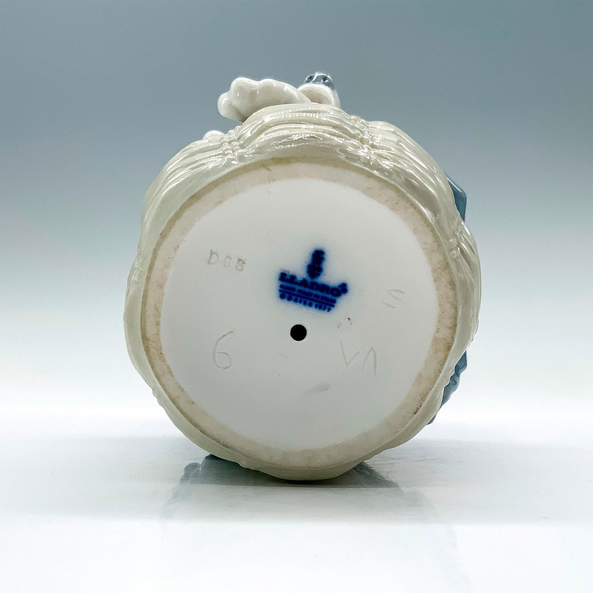 Dog in Basket 1001128 - Lladro Porcelain Figurine - Image 3 of 3
