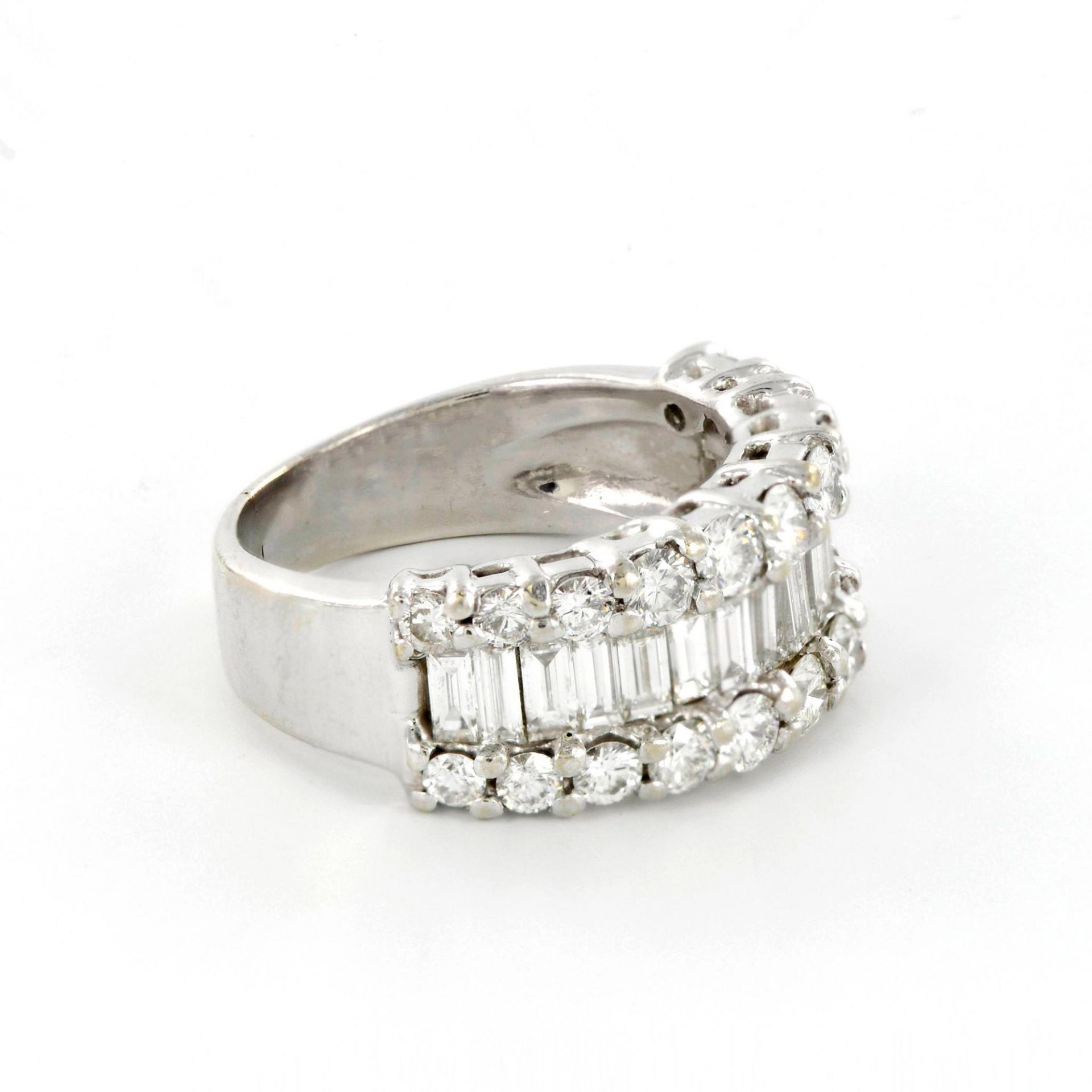 Exquisite 14K White Gold and Triple Row Diamond Ring - Bild 3 aus 3