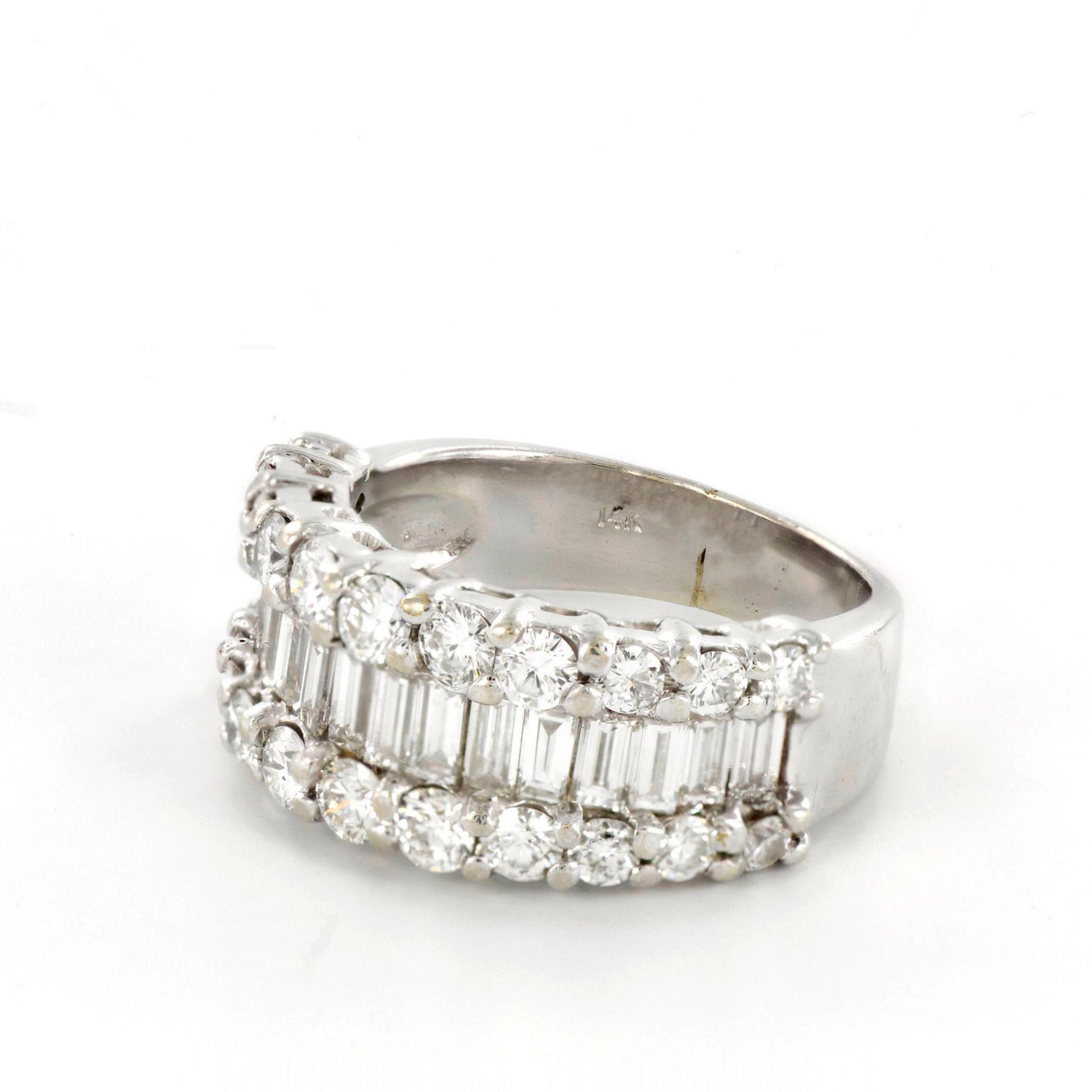 Exquisite 14K White Gold and Triple Row Diamond Ring - Bild 2 aus 3