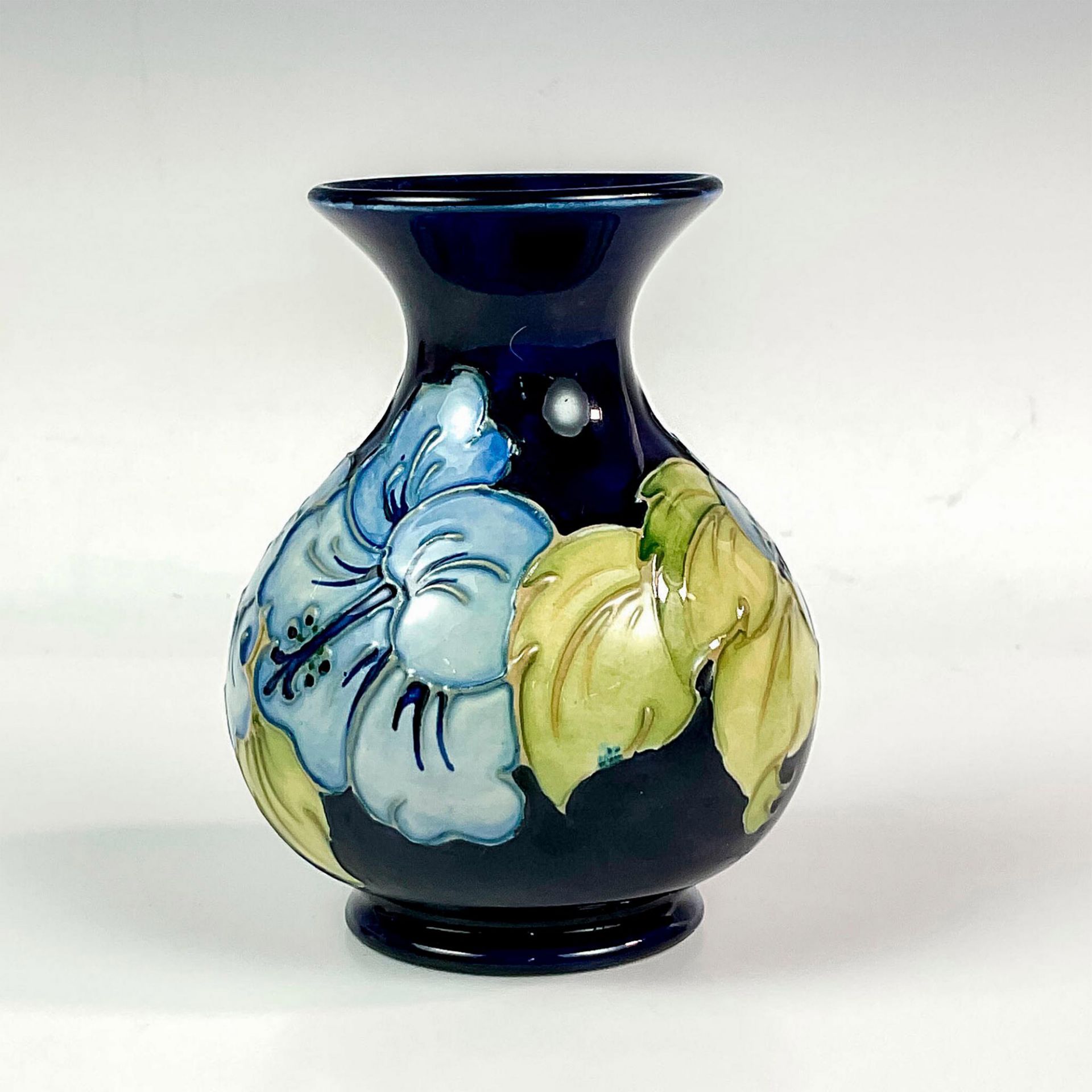 Moorcroft Pottery Hibiscus Vase - Bild 2 aus 3