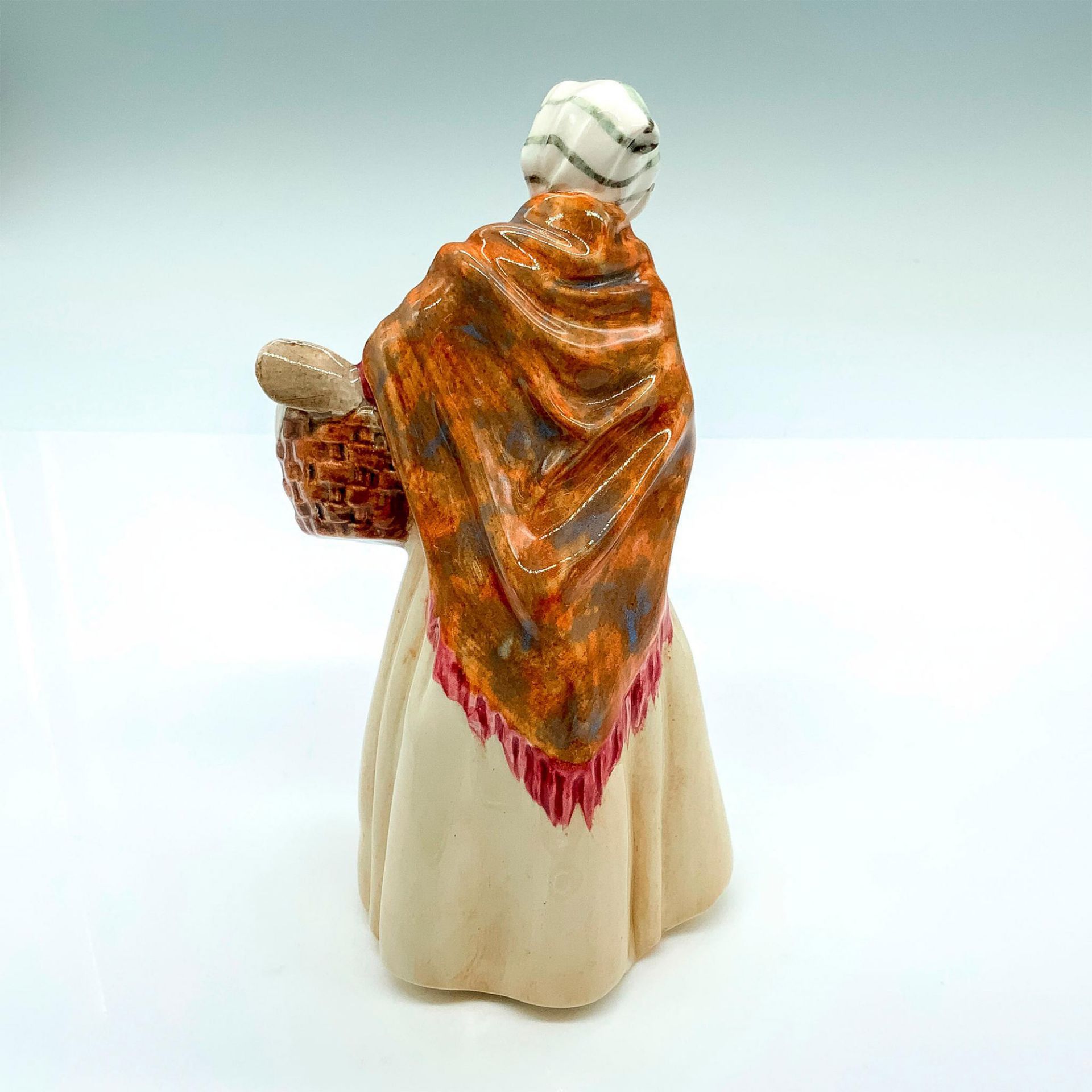 Grandma HN2052 - Royal Doulton Figurine - Image 2 of 3