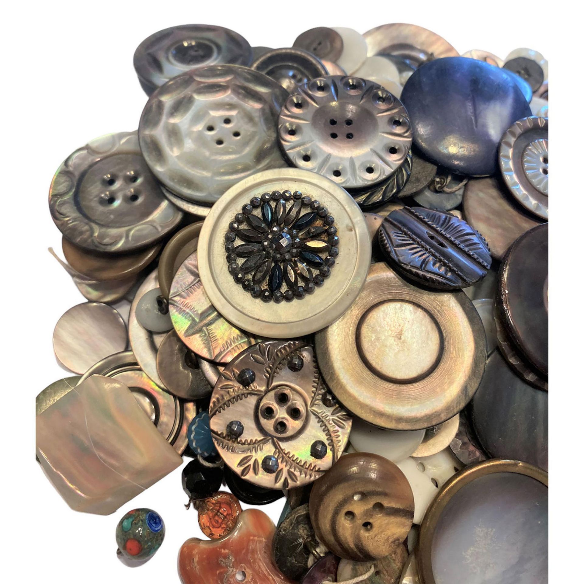 A Heavy Bag Lot of Assorted Pearl Buttons - Image 4 of 5