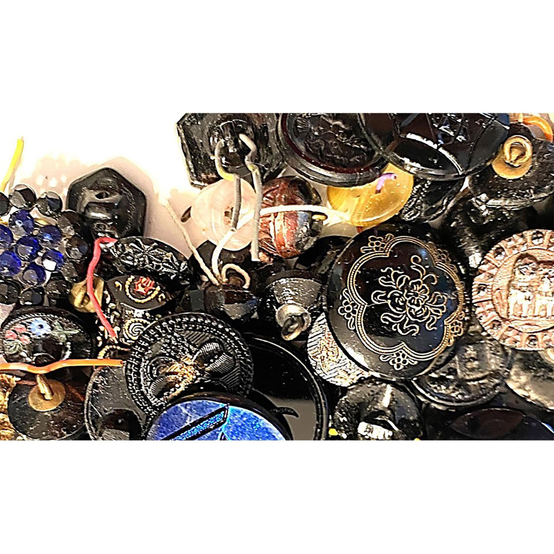A Bag Lot of Black Glass Buttons - Image 5 of 5