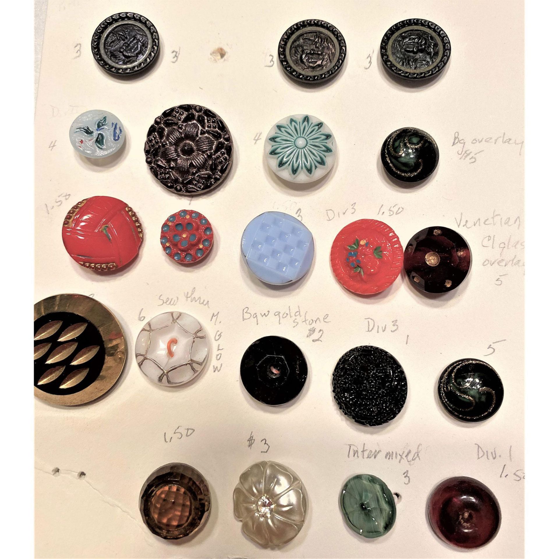 An Assorted Sampling of Buttons - Bild 2 aus 4