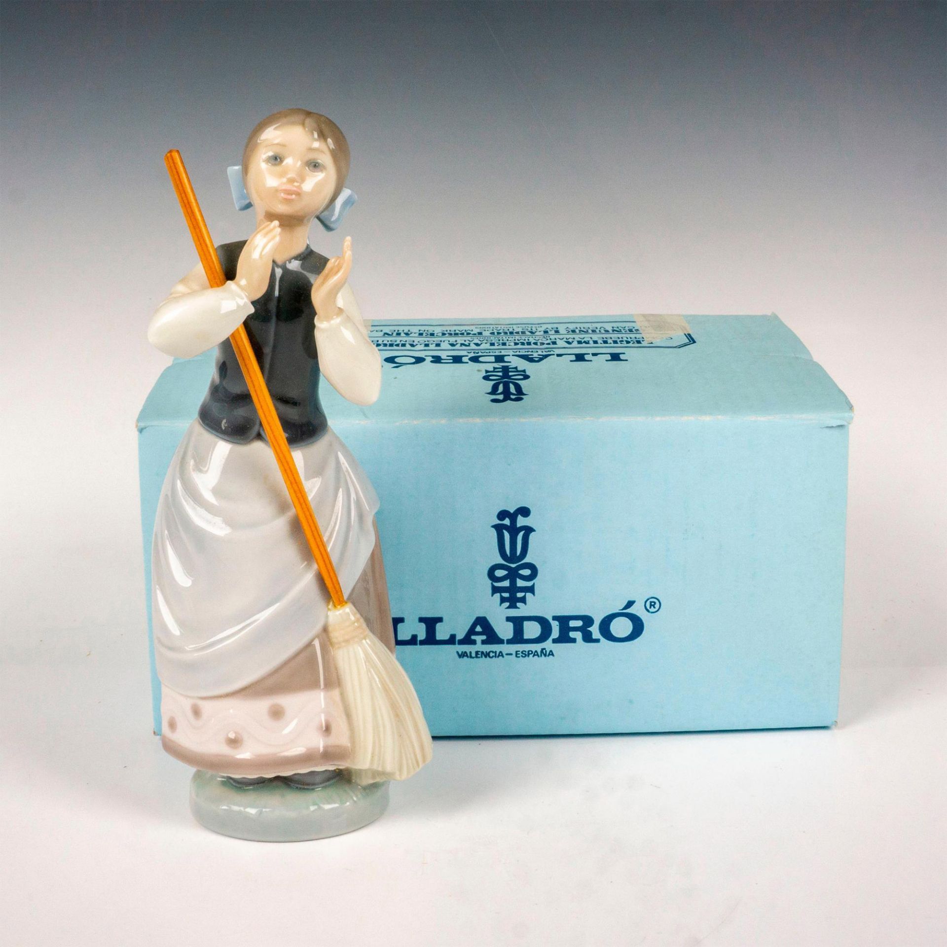 Clean Sweep 1005025 - Lladro Porcelain Figurine - Image 4 of 4