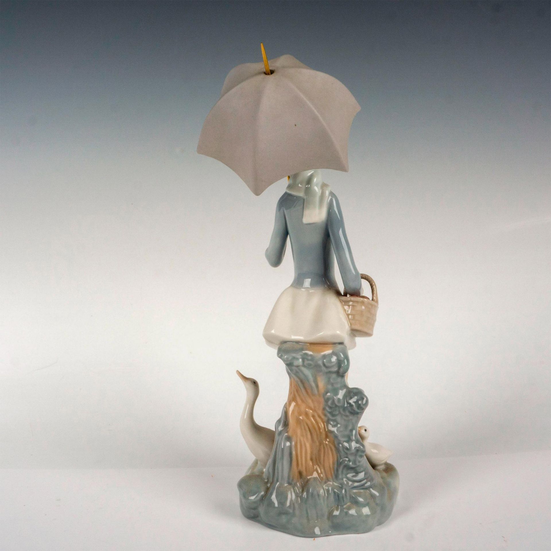 Girl With Umbrella And Geese 1004510 - Lladro Porcelain Figurine - Bild 2 aus 3