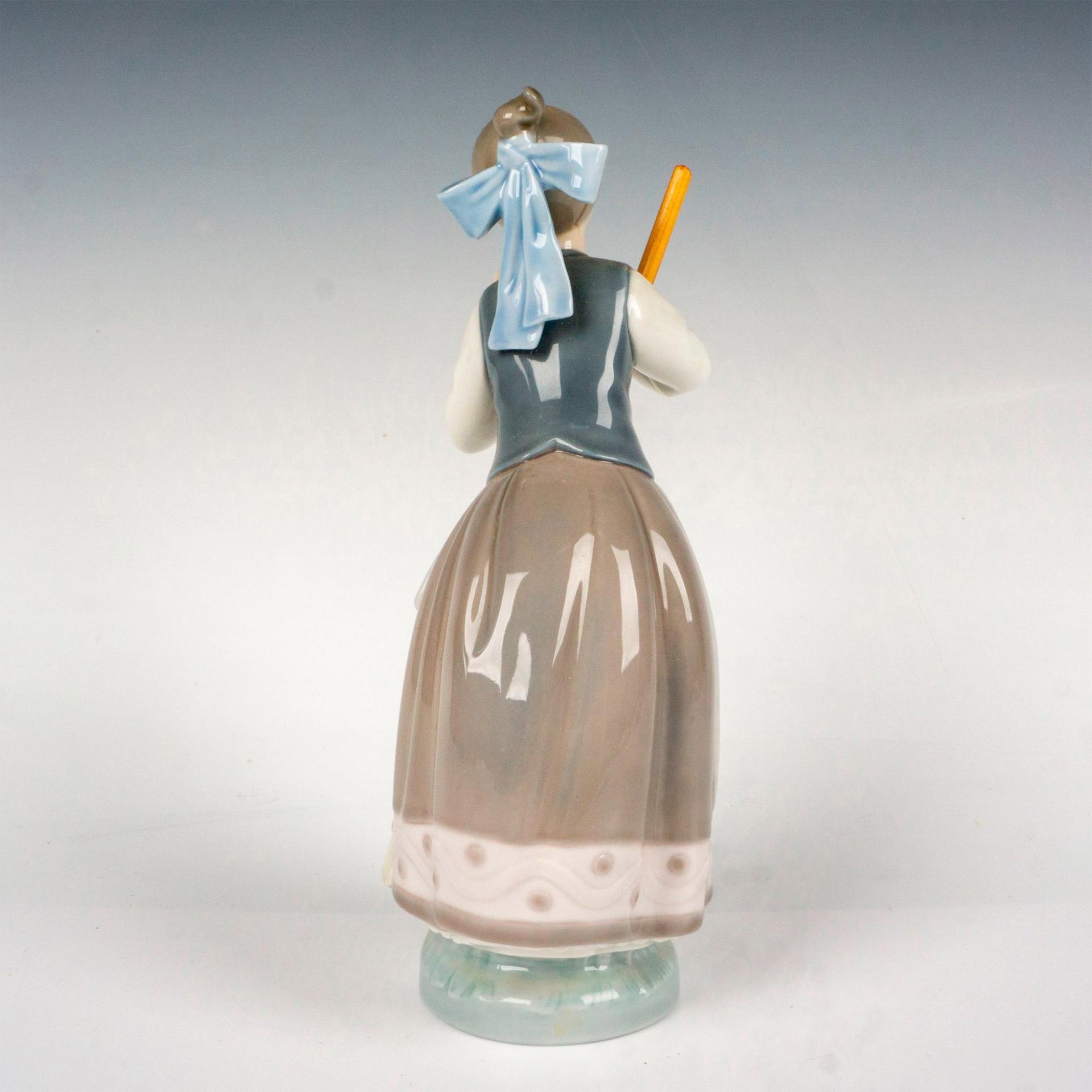 Clean Sweep 1005025 - Lladro Porcelain Figurine - Image 2 of 4
