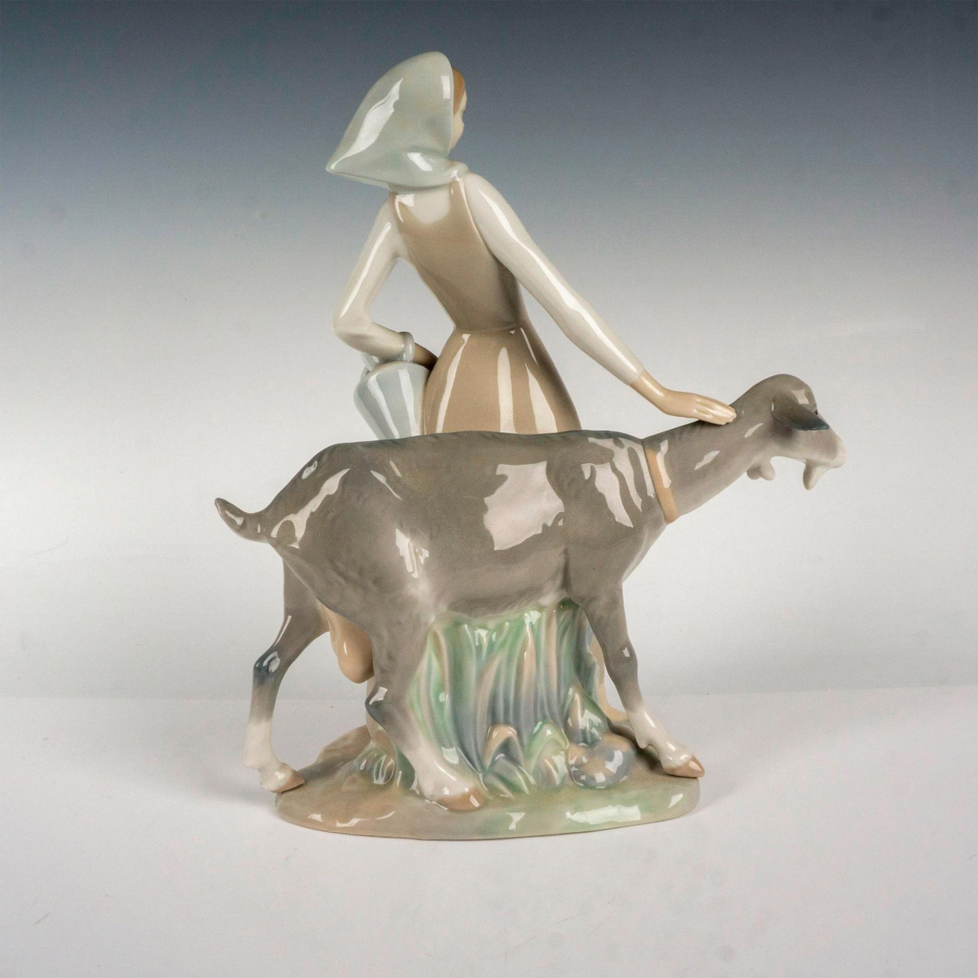 Girl With Pitcher 1004590 - Lladro Porcelain Figurine - Image 2 of 3