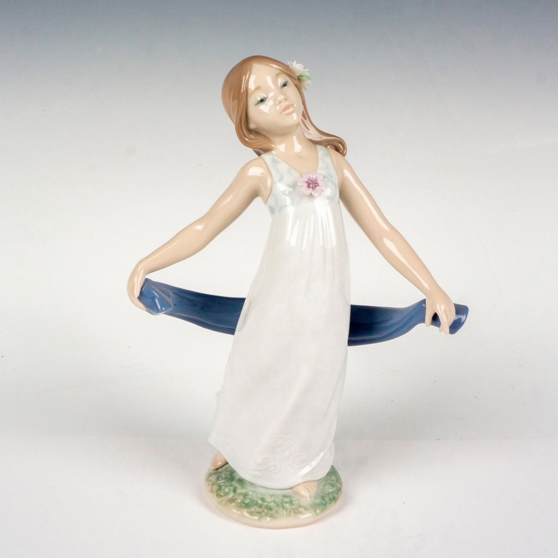 Gentle Breeze 1008363 - Lladro Porcelain Figurine