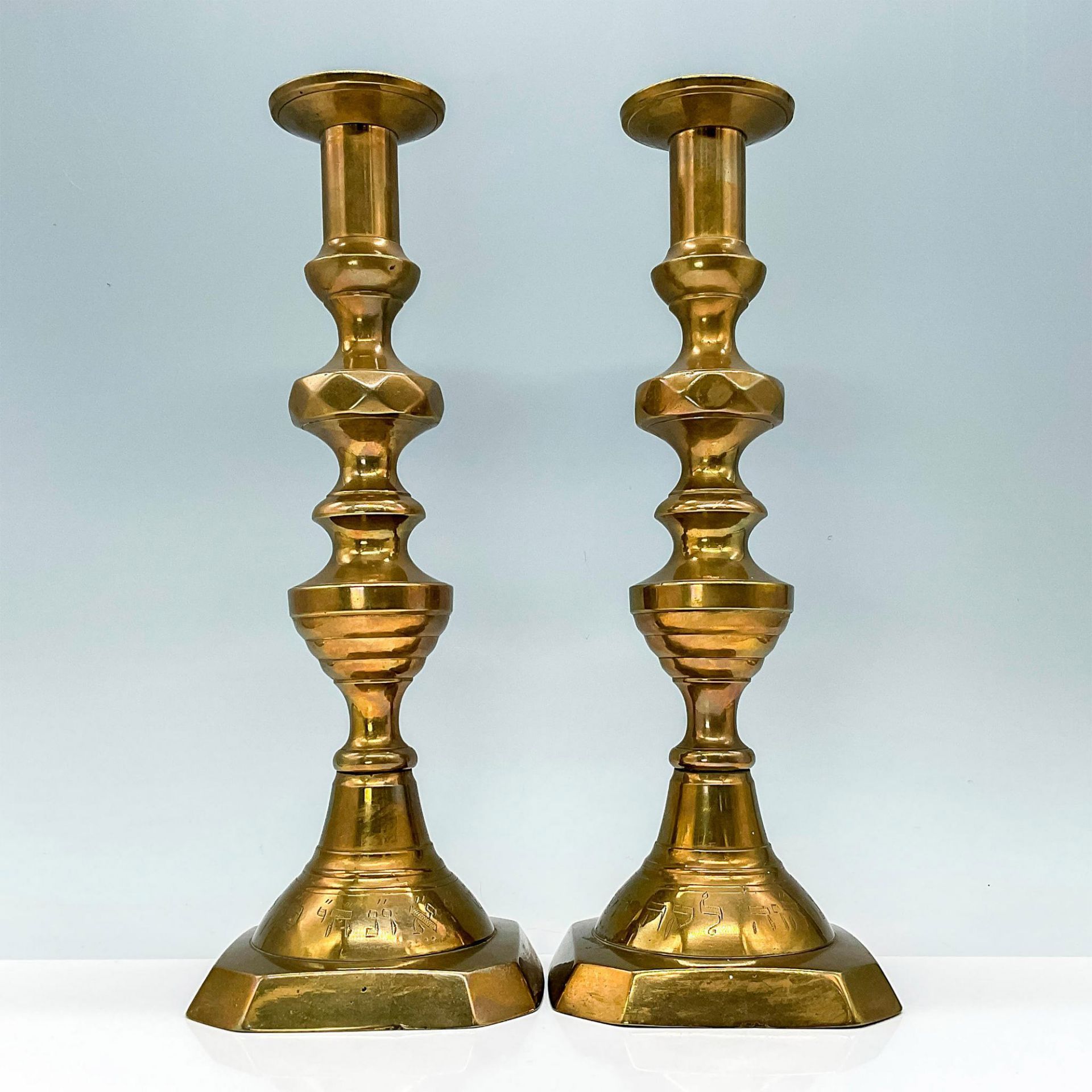Pair of Hebrew Engraved Brass Shabbat Candle Holders - Bild 2 aus 3