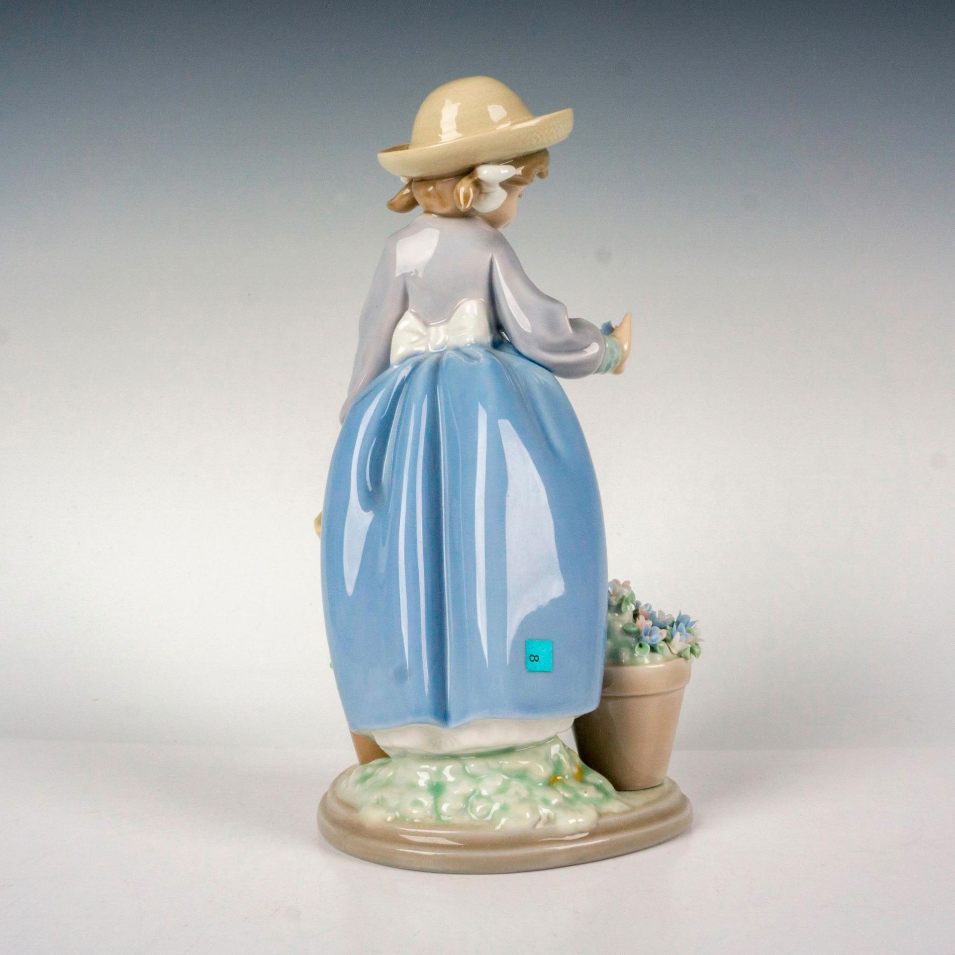 Hello, Flowers 1005543 - Lladro Porcelain Figurine - Image 2 of 4