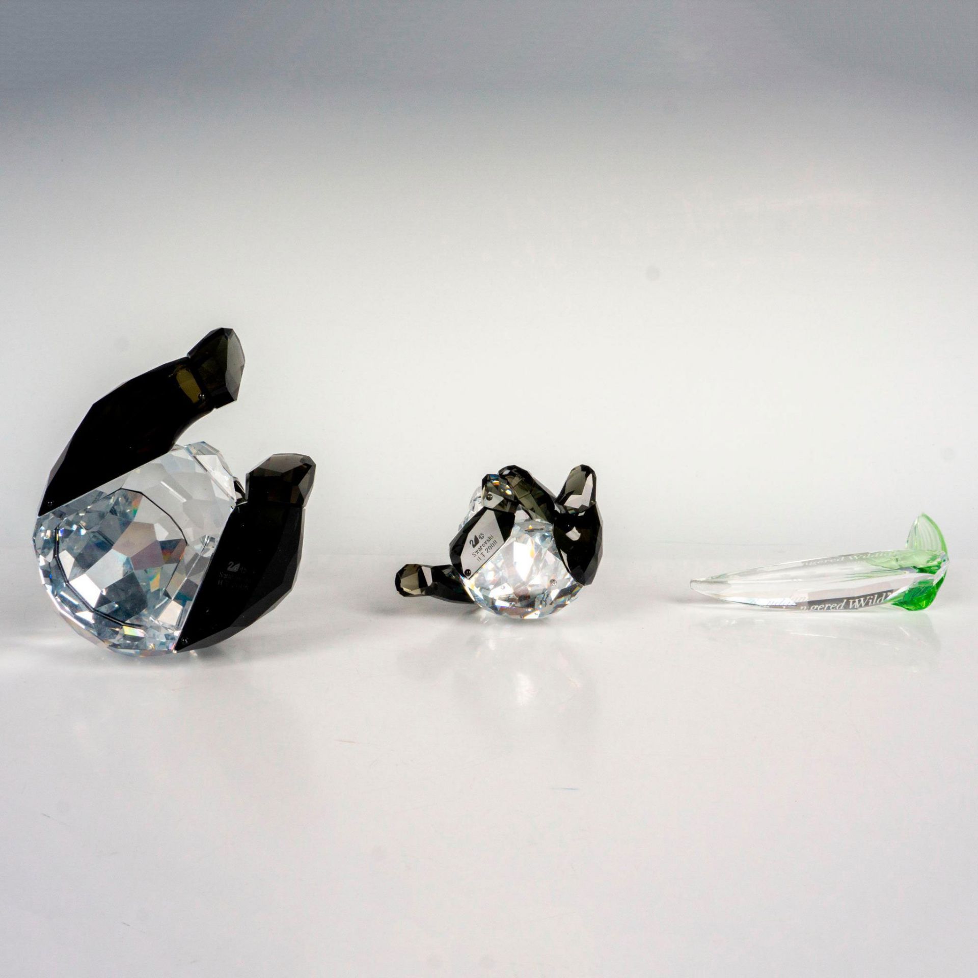 2pc Swarovski Crystal Figurines + Plaque, Pandas - Image 3 of 4