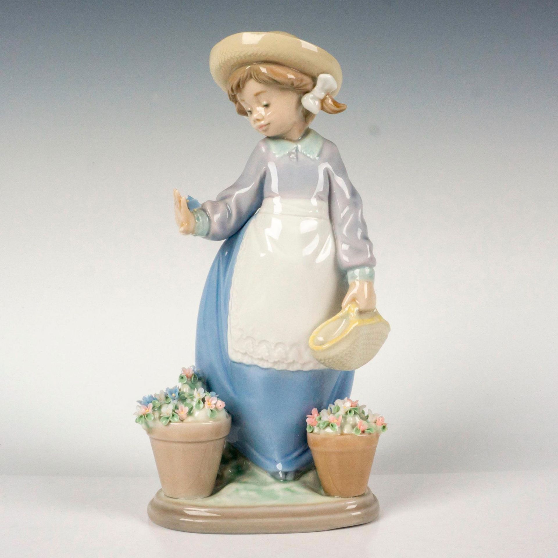 Hello, Flowers 1005543 - Lladro Porcelain Figurine