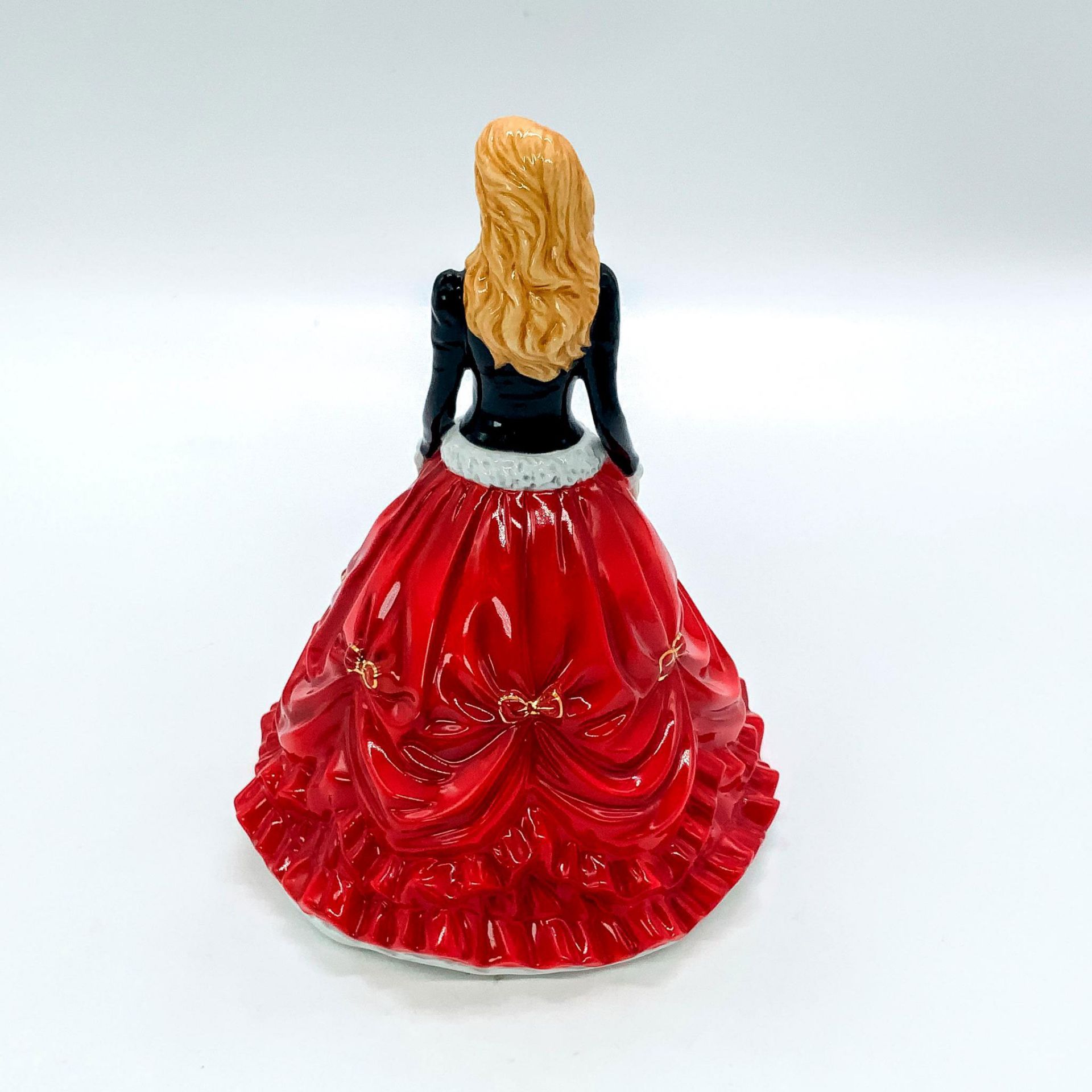 Festive Stroll 2017 Christmas Day Petite of the Year - HN5854 - Royal Doulton Figurine - Image 3 of 4