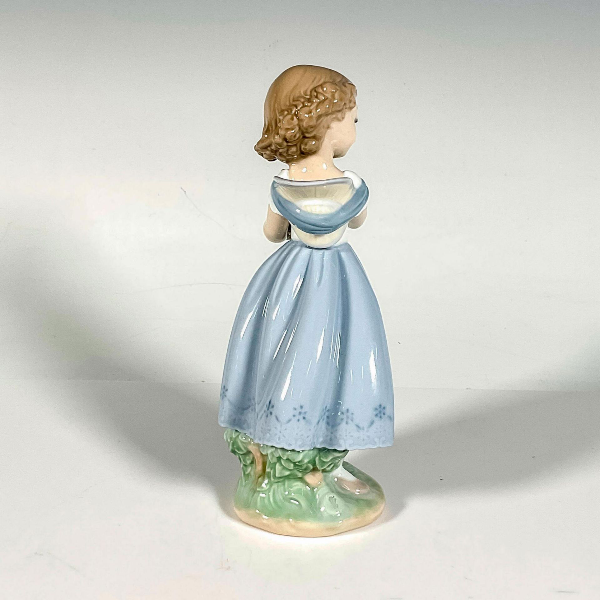 Adorable Innocence 1008247 - Lladro Porcelain Figurine - Image 2 of 4