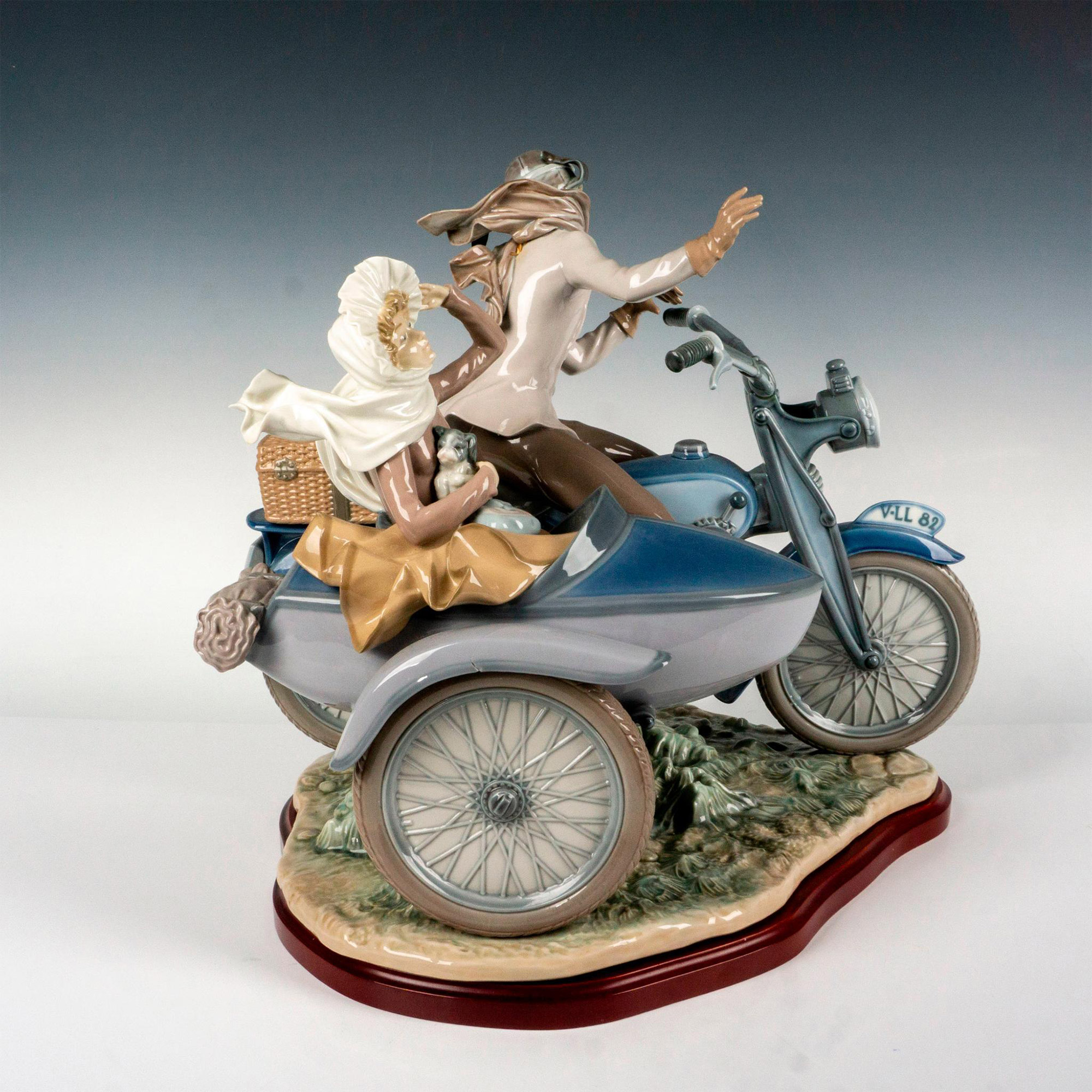 Old Fashioned Motorist 1005161 - Lladro Porcelain Figurine - Image 3 of 4