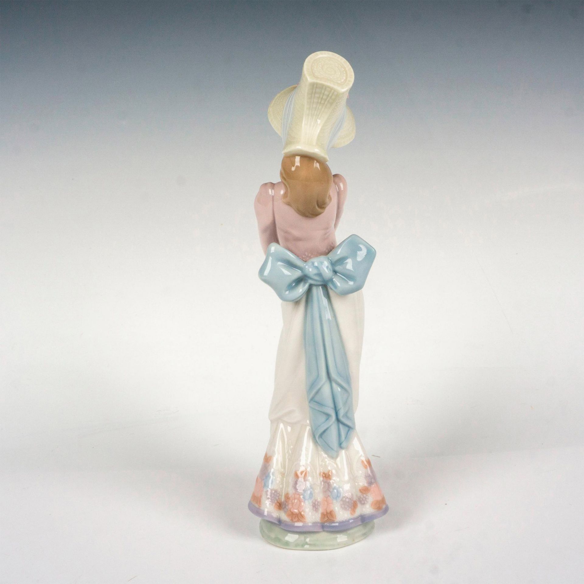 Garden Song 1007618 - Lladro Porcelain Figurine - Image 2 of 4
