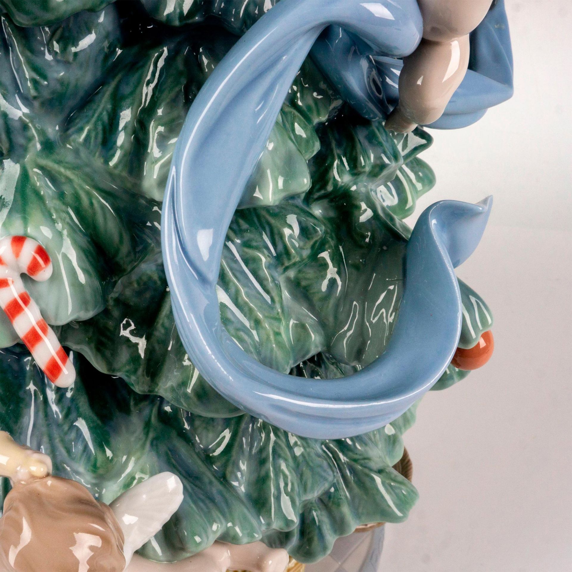 Great Christmas Tree 1008477 - Lladro Porcelain Figurine - Image 6 of 8