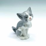 Feed Me Cat 5113 - Lladro Porcelain Figurine