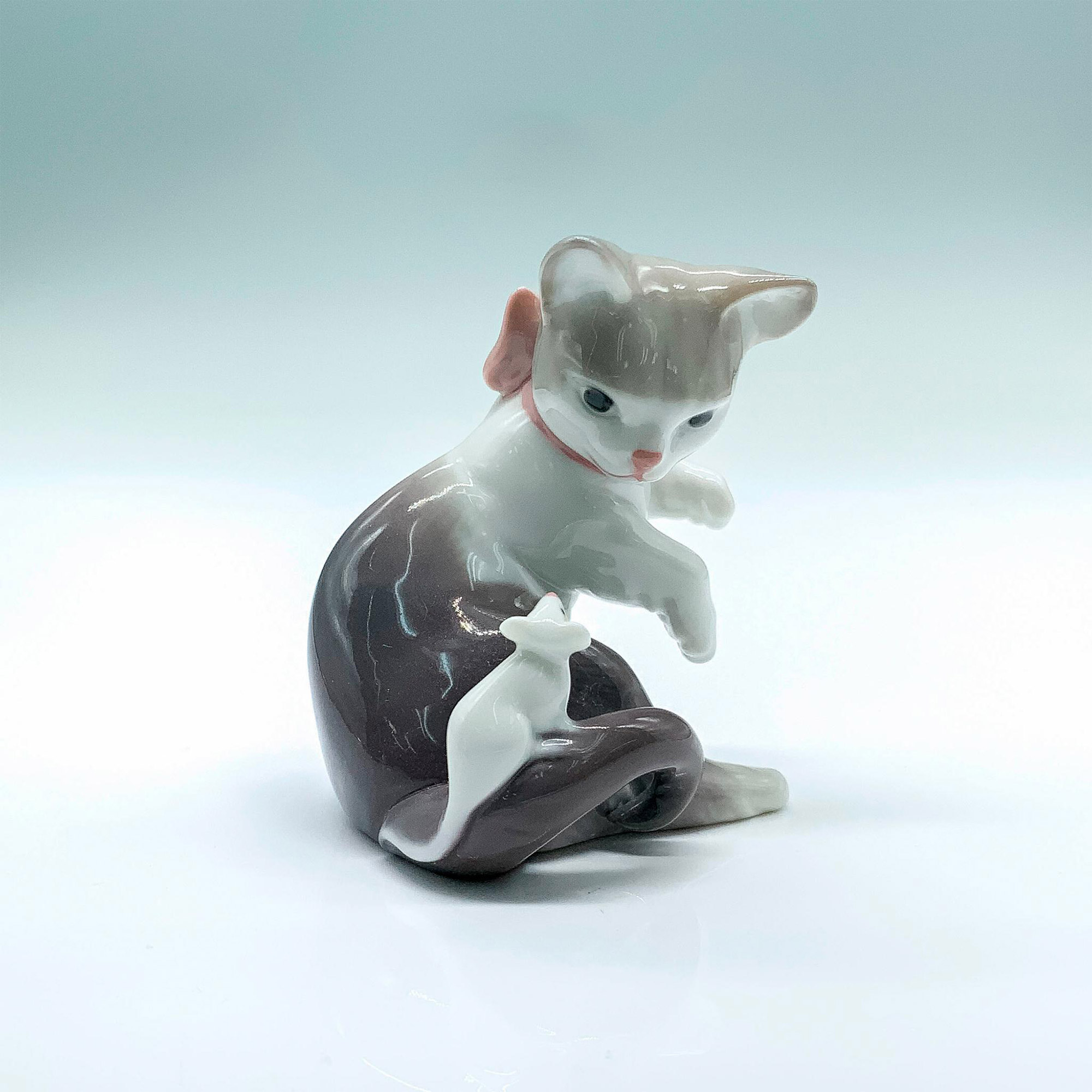 Cat and Mouse 1005236 - Lladro Porcelain Figurine