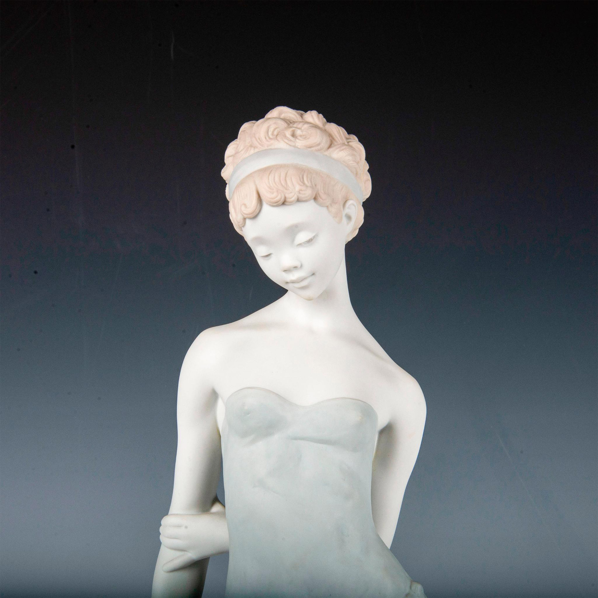 Lladro Porcelain Sculpture, Dreams of A Ballerina 1011889 - Lladro Porcelain Figurine - Image 2 of 5