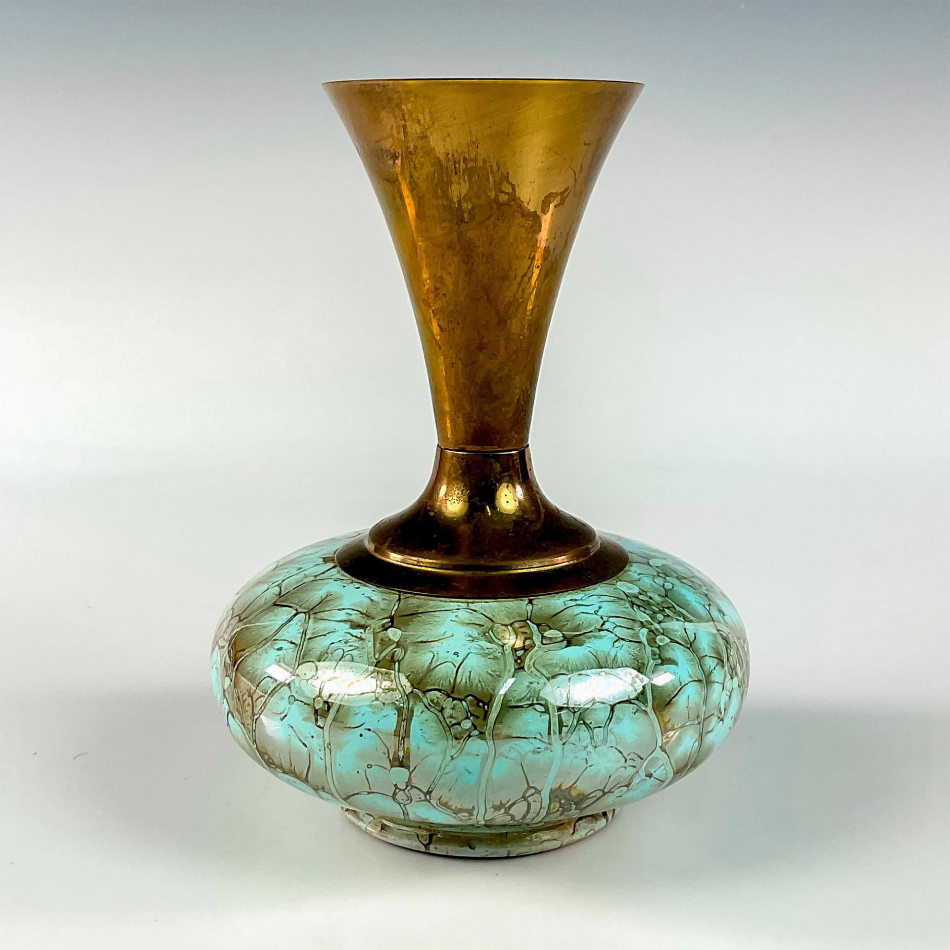 Mid-Century Modern Delft Brass Accent Marbled Glaze Vase - Bild 2 aus 3