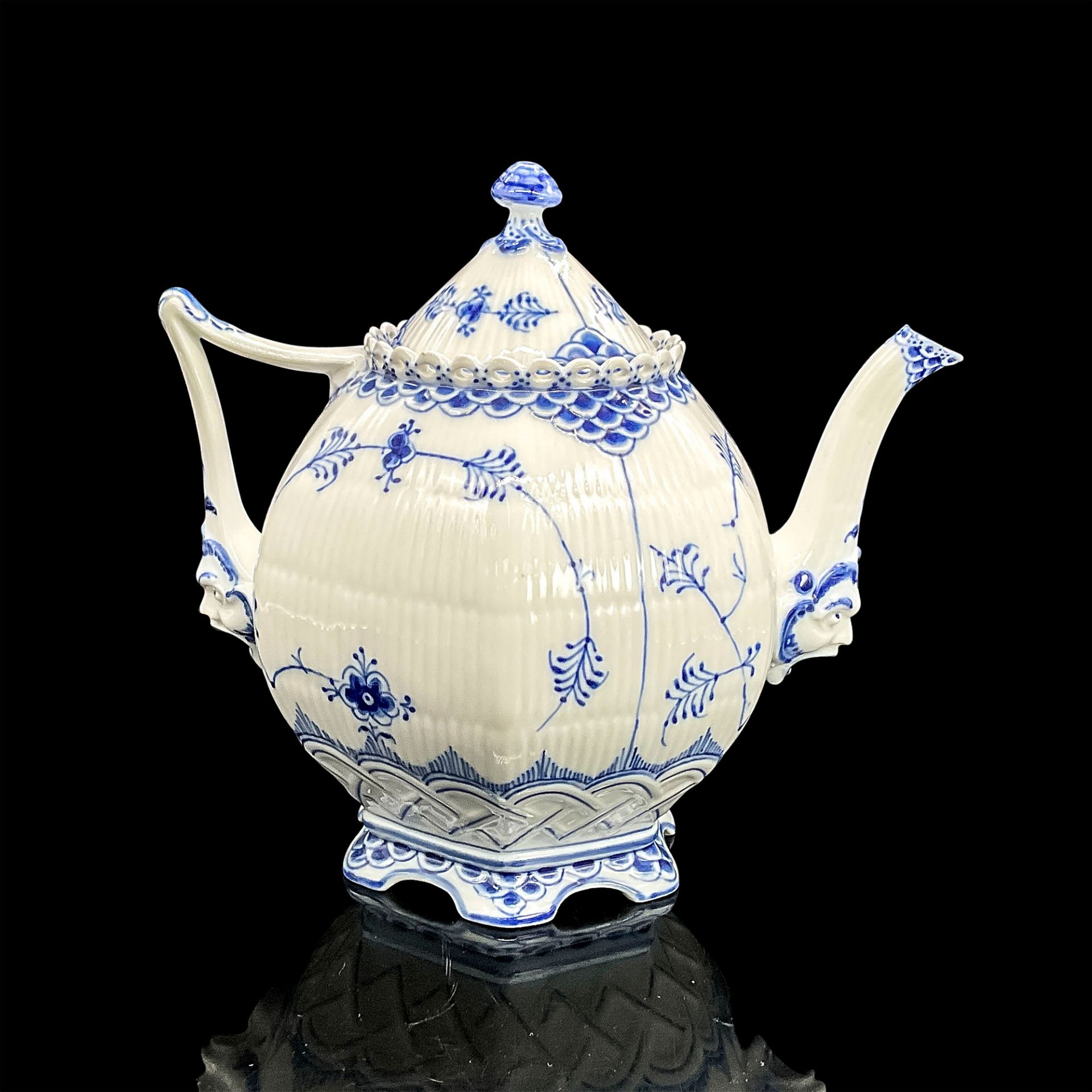 Royal Copenhagen Lidded Tea Pot, Blue Fluted Lace - Image 2 of 3