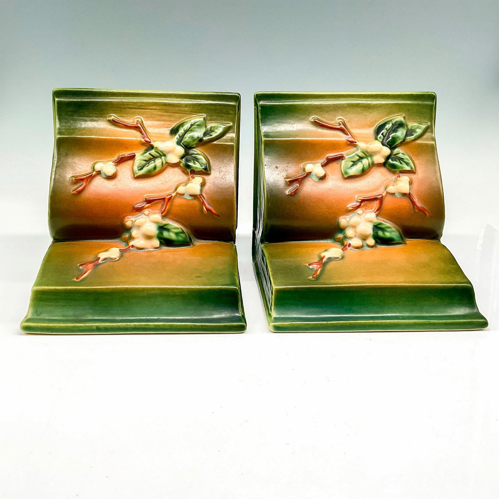 Roseville Pottery Pair of Bookends, Snowberry Green - Image 2 of 3