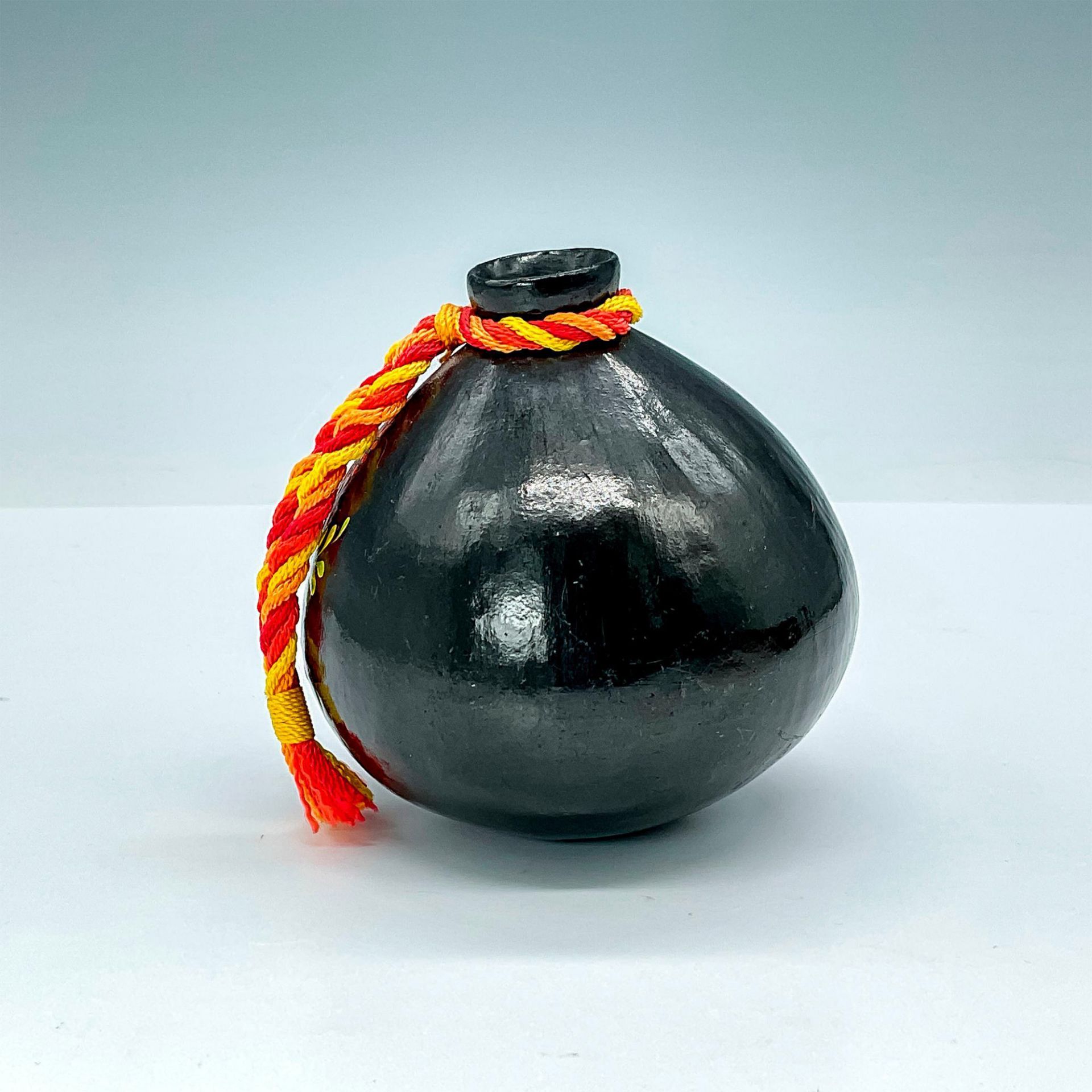 Rolando J.H. Oaxaca, Mexico Black Hand Painted Seed Vase - Bild 2 aus 3