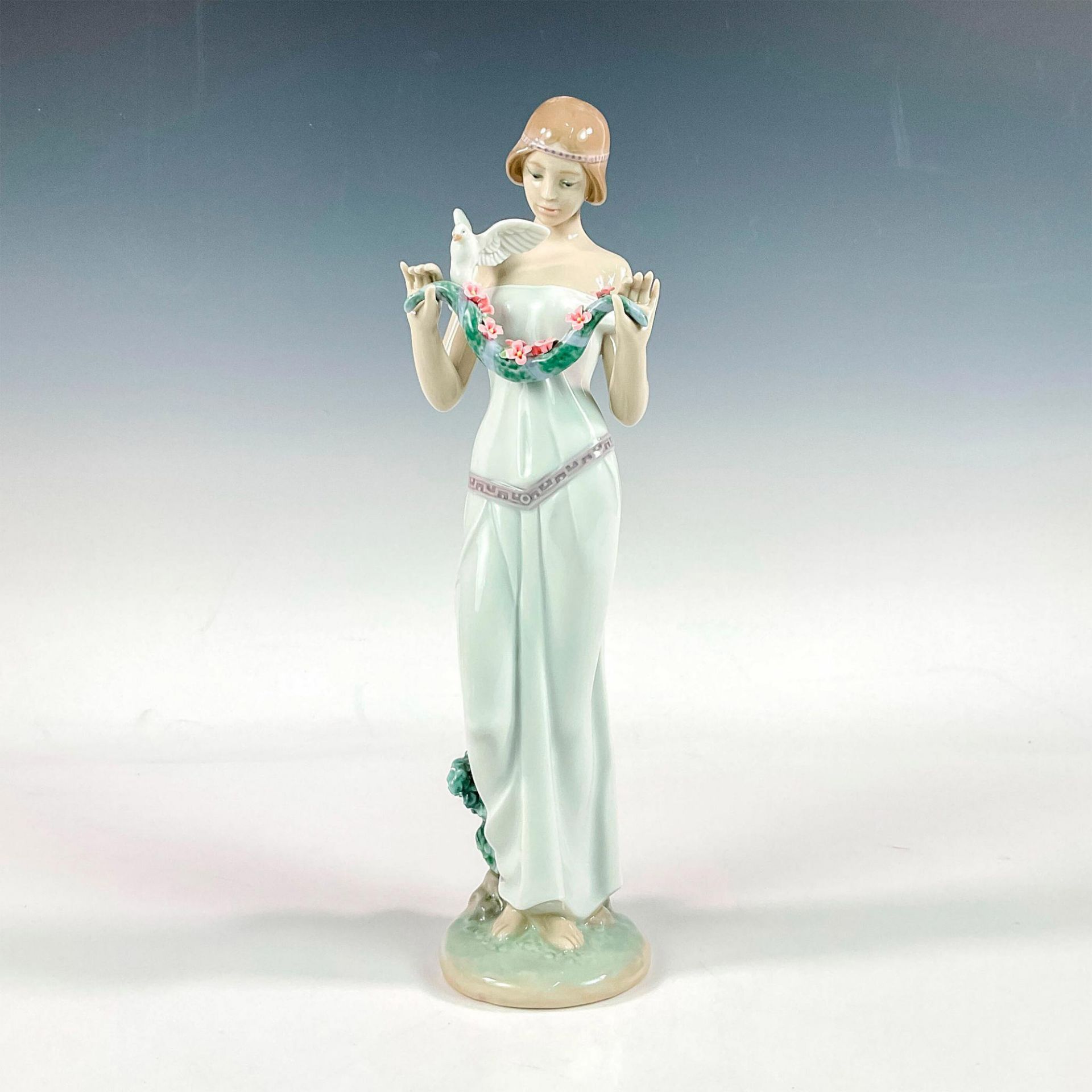 Sweet VIctoria 1008510 - Lladro Porcelain Figurine